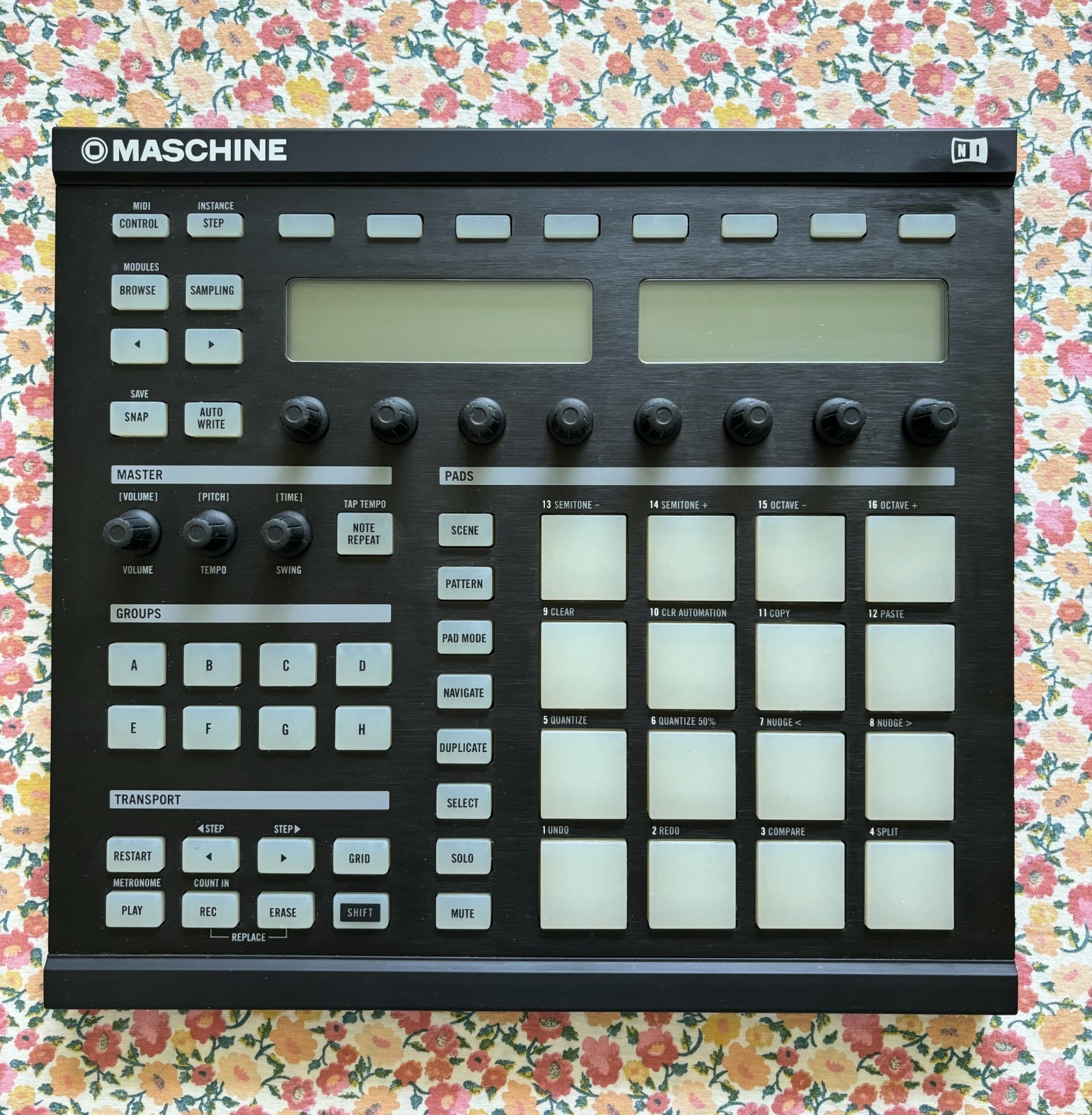 Native Instruments Maschine MK1 - MIDI Controller Great Condition - In box