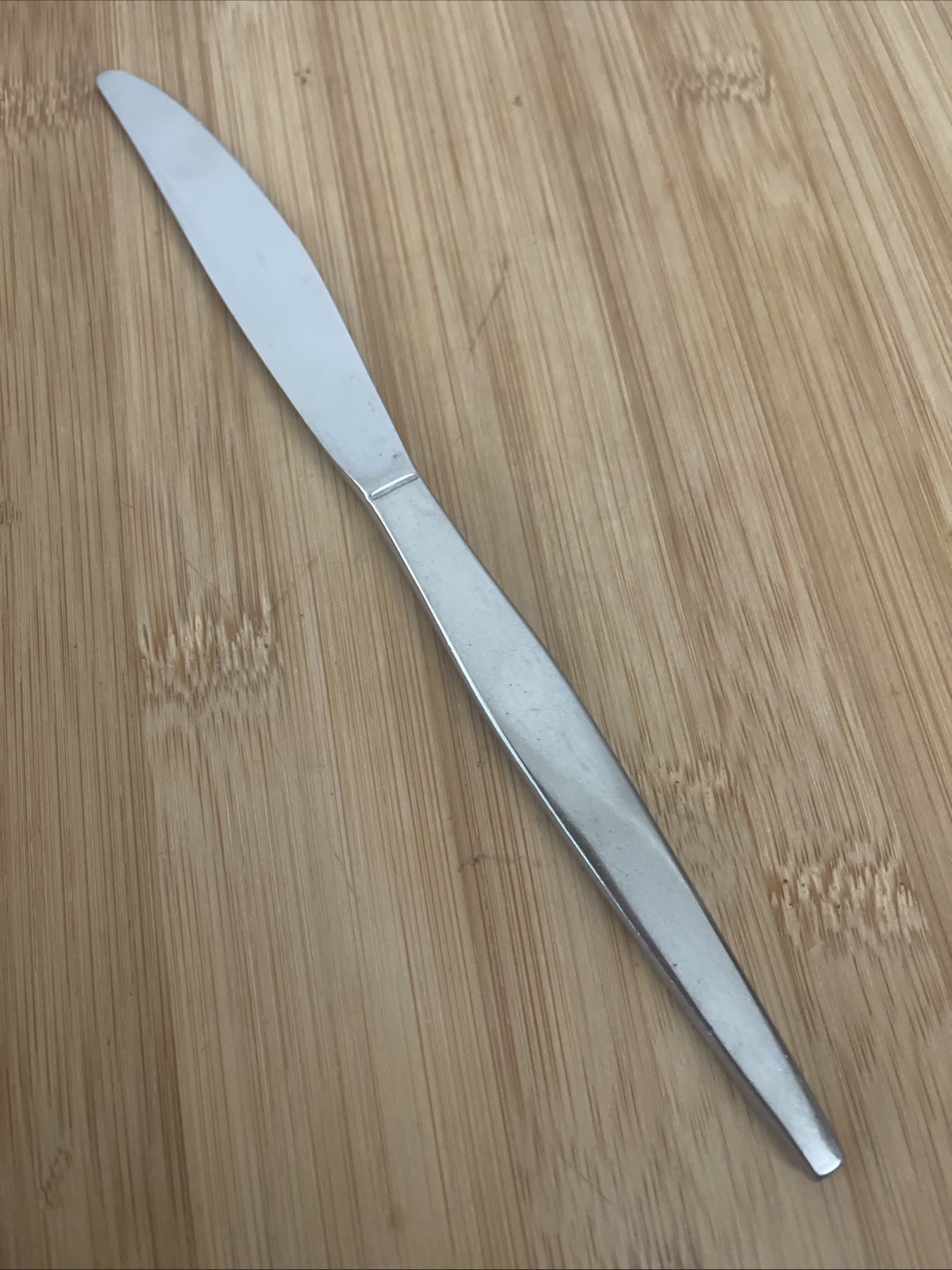 Oneida Comm Stainless Satin Flat Tip SATINIQUE OLDER Solid Dinner Knife 8.5"