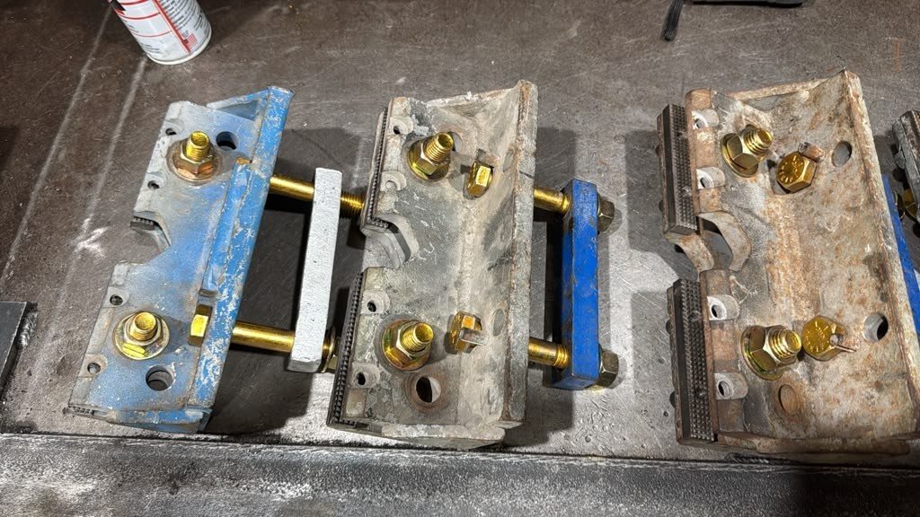 Car o liner Bench Rack OEM B106 set of 4 5500 6300 Mark 4-5 PINCH WELD JAW  USED