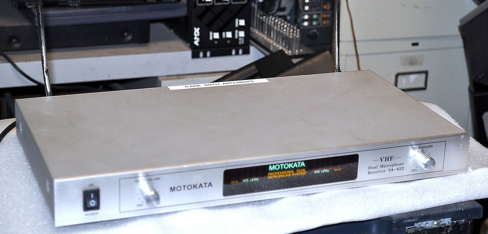 MOTOKATA TA-422  VHS DUAL WIRELESS MICROPHONE RECEIVER COMMERCIAL SURPLUS GOOD