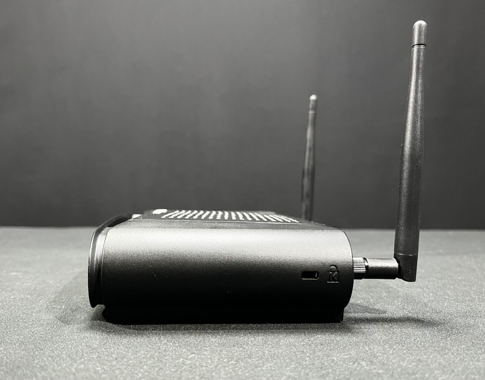 Barco CSE-200 ClickShare Wireless Presentation System w/ 2 Buttons - Fast Shipp