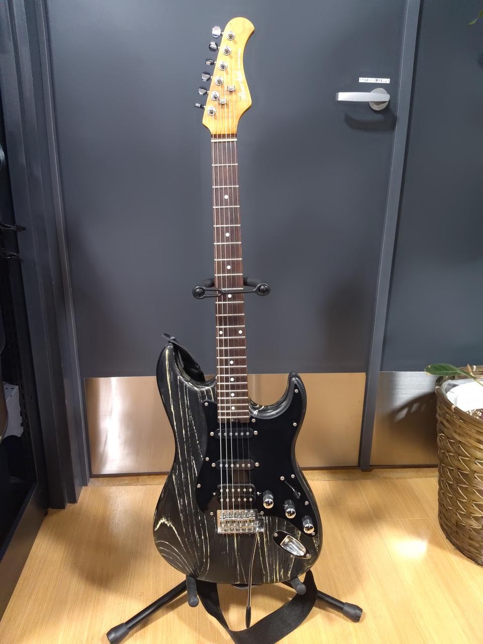 BACCHUS SGS-ASH RSM BLACK&WHITE Stratocaster type