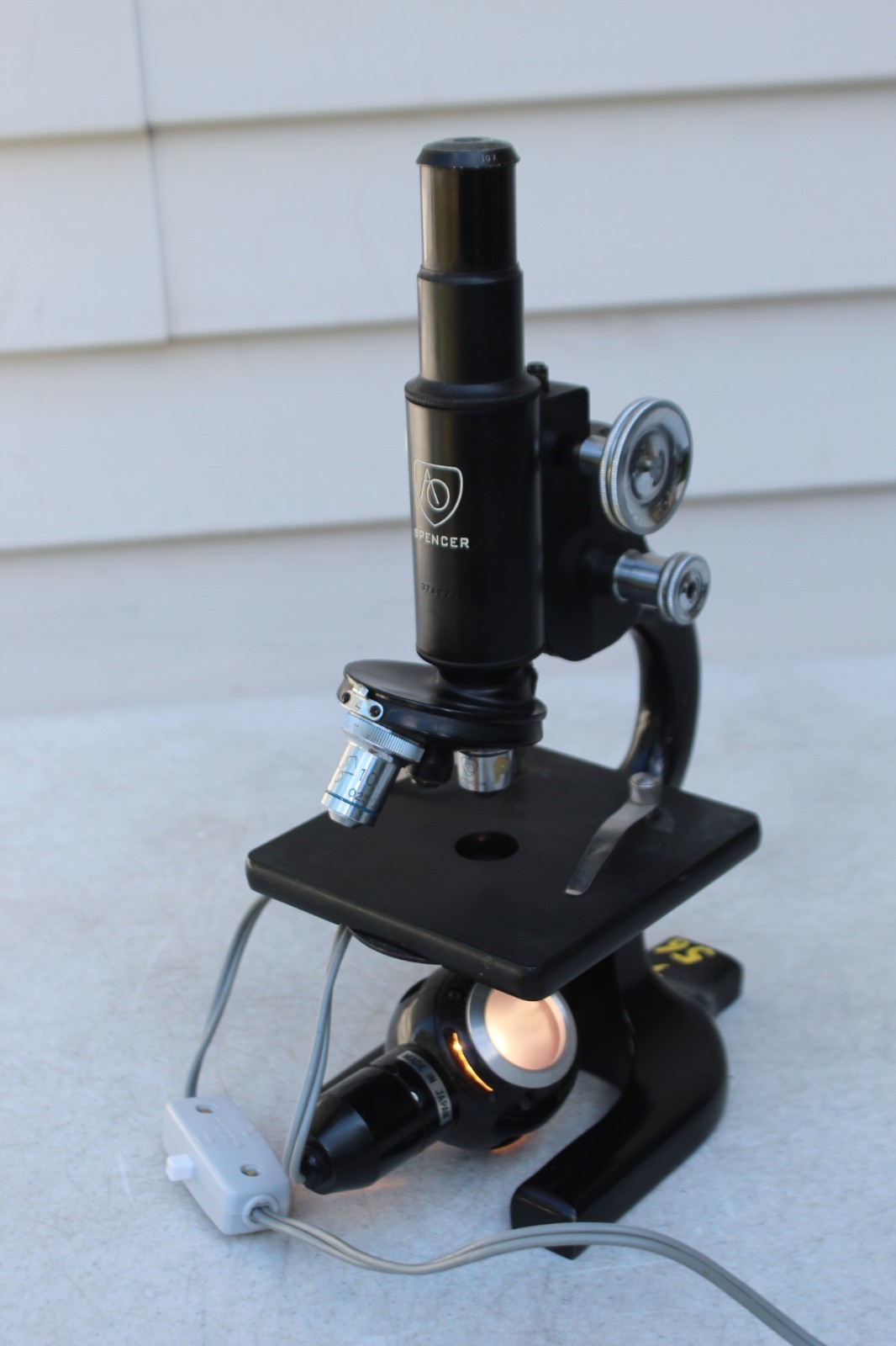 VTG A.O. Spencer Microscope #374871 Black Cast Iron Made USA 32mm 4x Elec Light