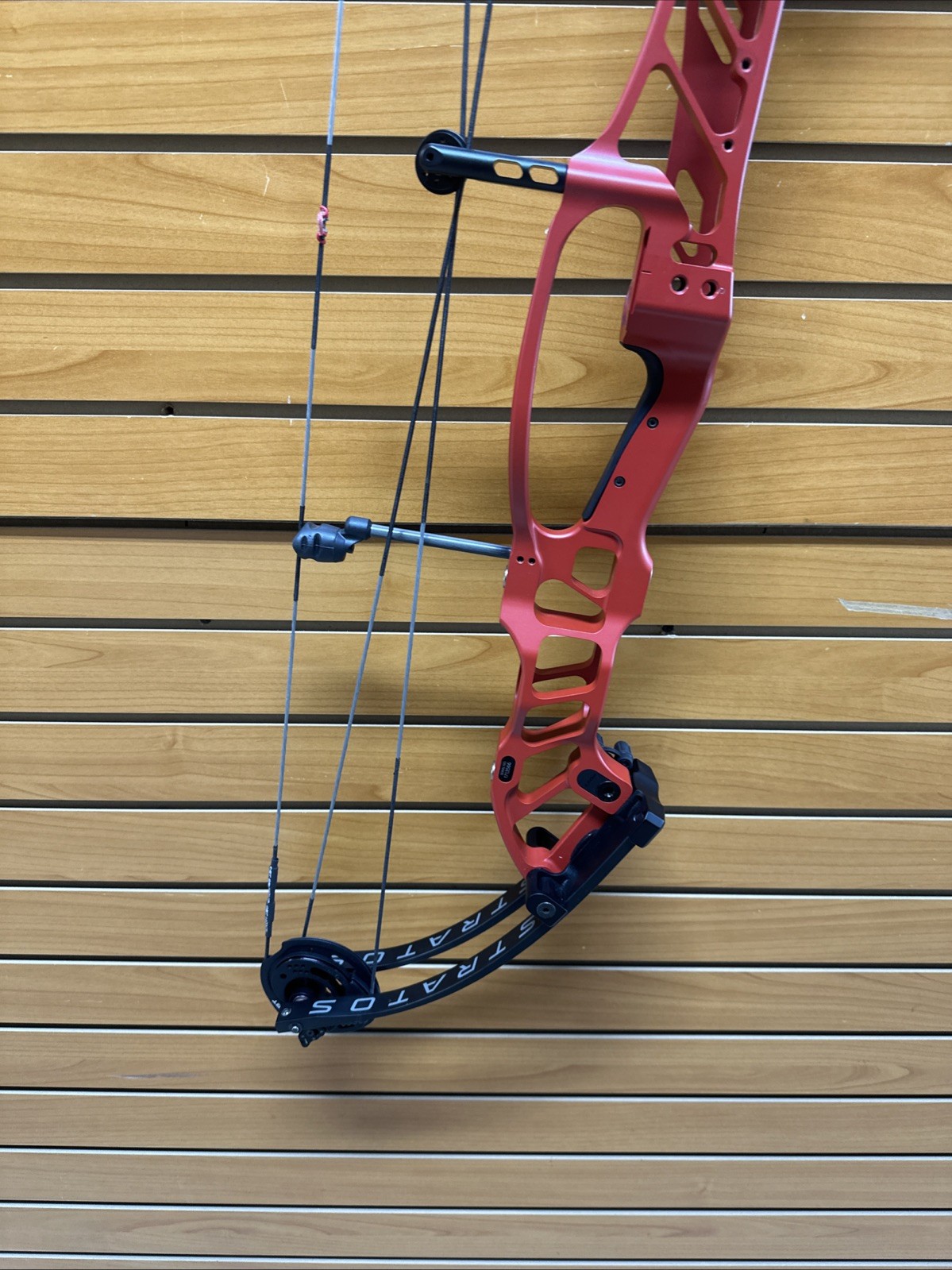 Hoyt Stratos 40 Compound Bow - RH - 50-60# - 25.5-29” - Item 6025