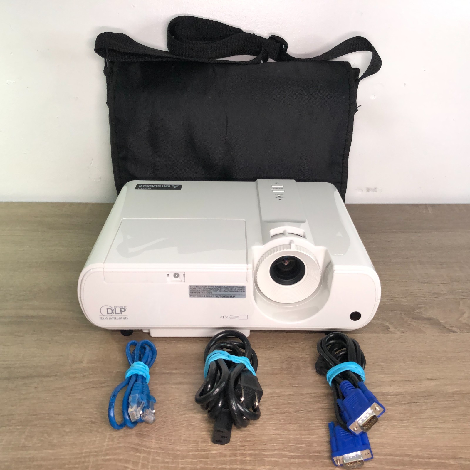 Mitsubishi XD221U DLP Projector XGA White 2300 Lumens Bag VGA Cables Works Lot 5