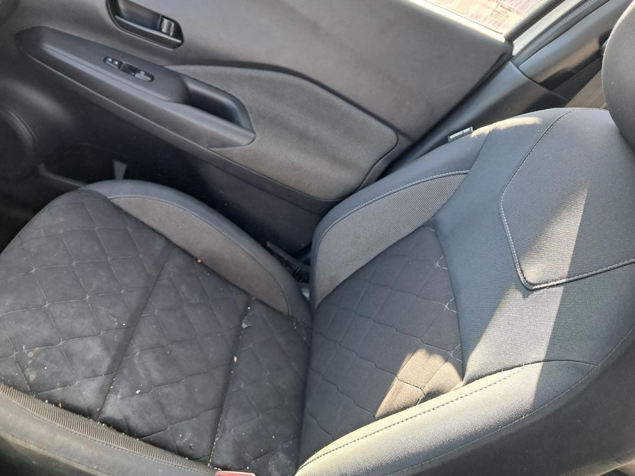 KICKS 2019 Glove Box 4824483