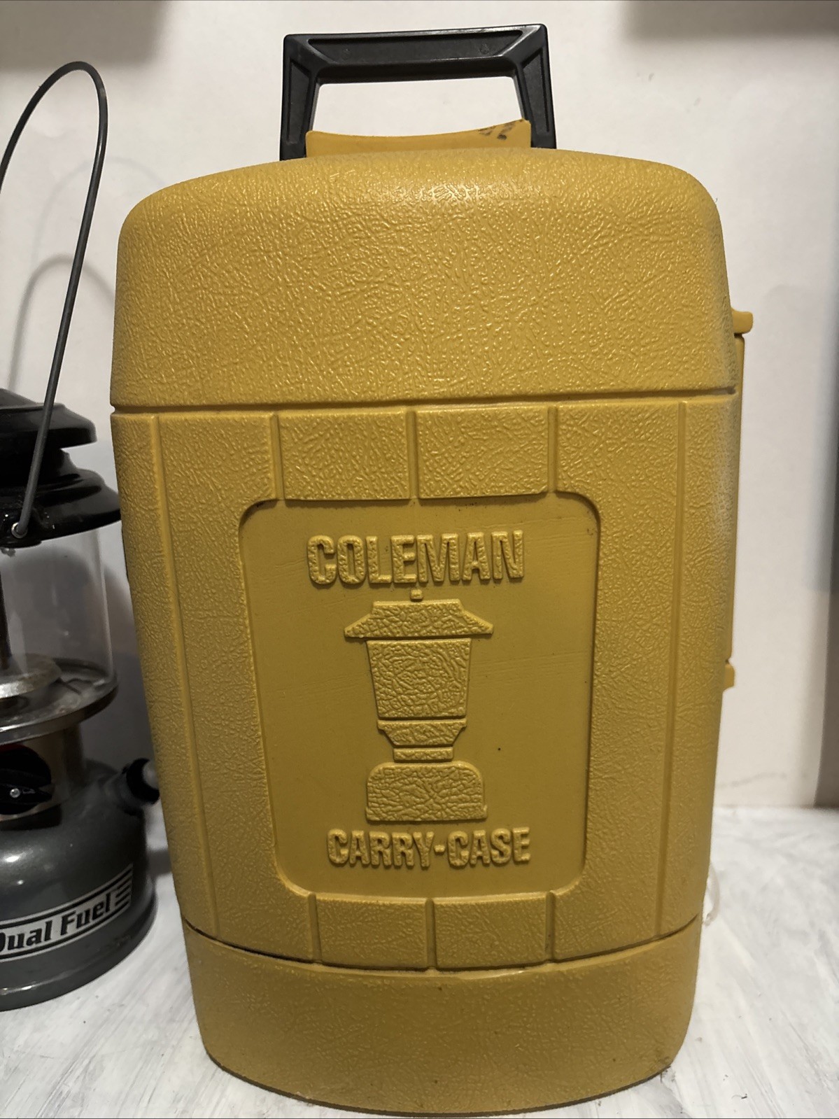 Coleman Lantern 220H Double Mantle Lantern in Yellow Clamshell Case UNTESTED