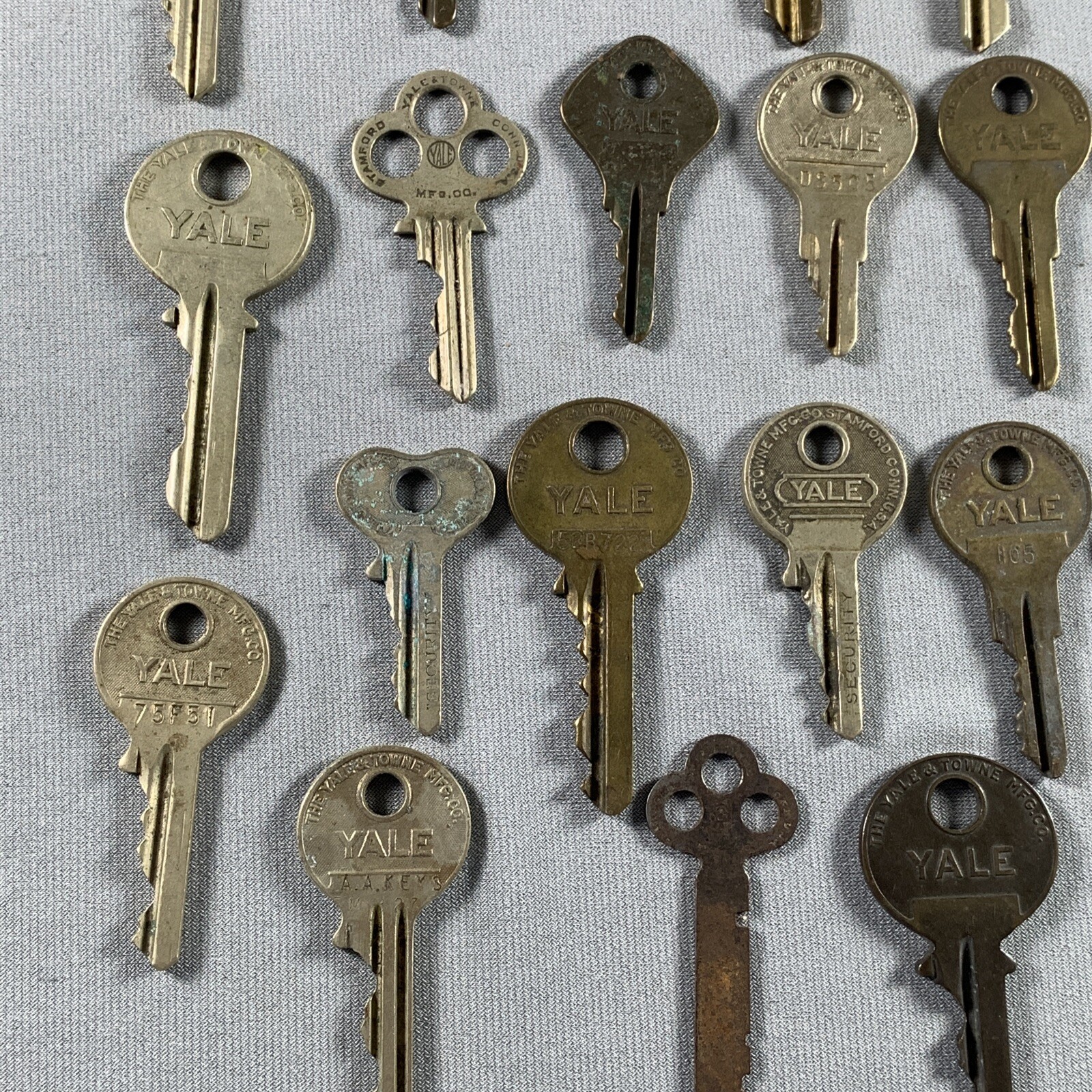 LOT Vtg Yale & Towne Keys