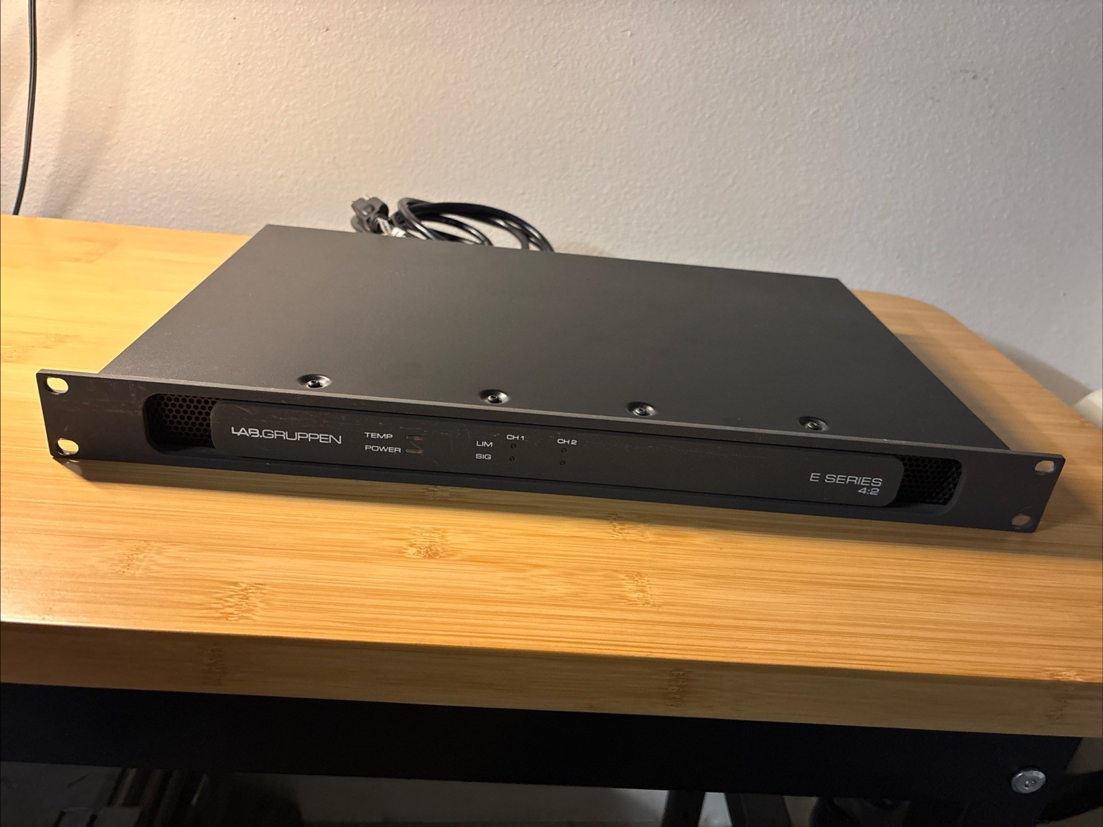 Lab Gruppen E Series 4:2 400W 2-Channel Installation Amplifier with Power Supply