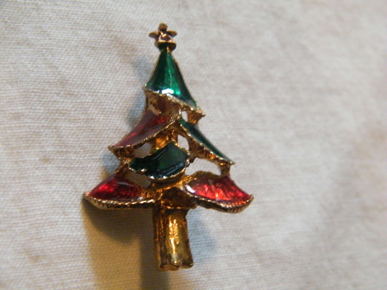 Beautiful Holiday Christmas Brooch Pin Gold Tone Enamel Christmas Tree CUTE