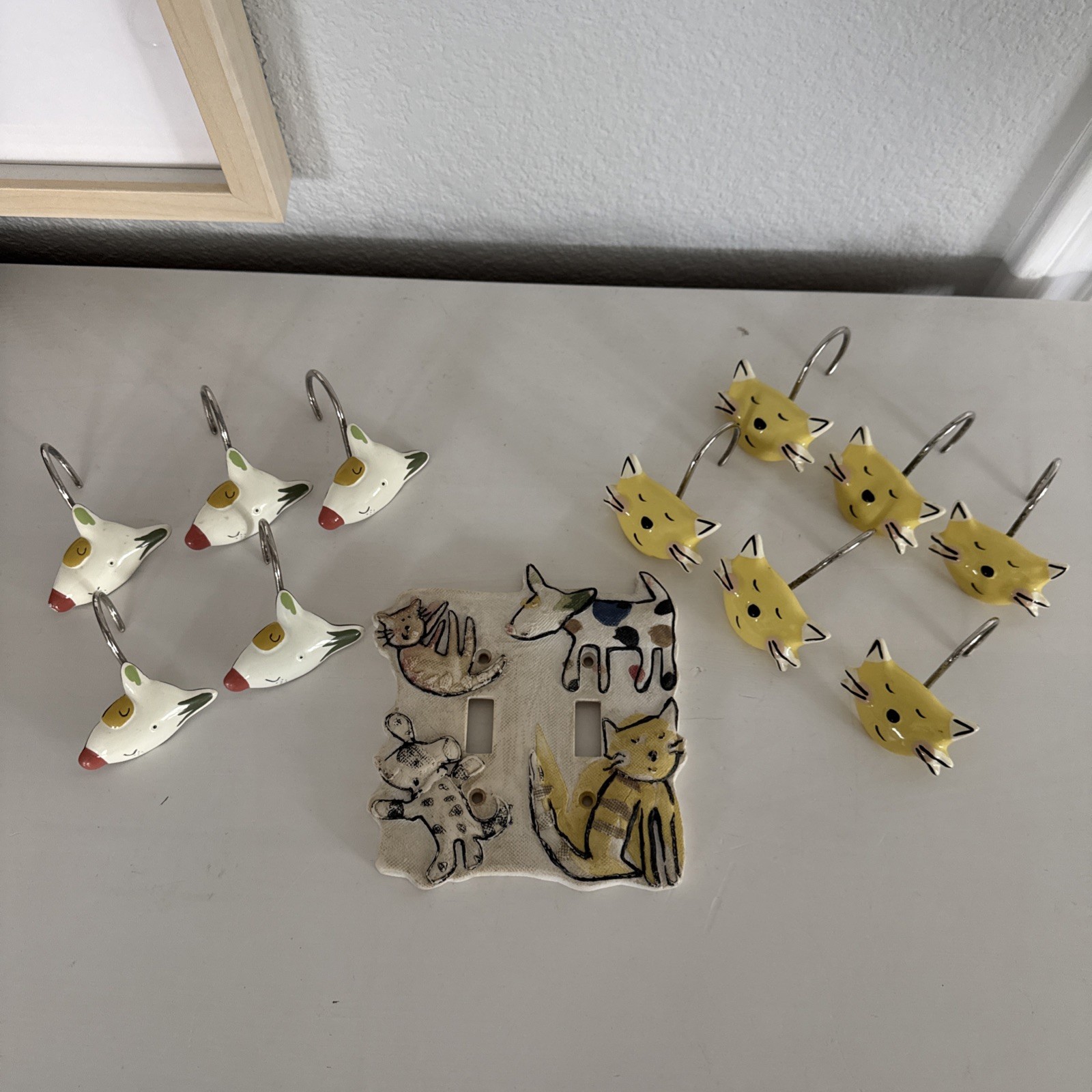 Borders Unlimited Dual Outlet Cover And 11 Curtain Hooks Cats And Dogs Animals