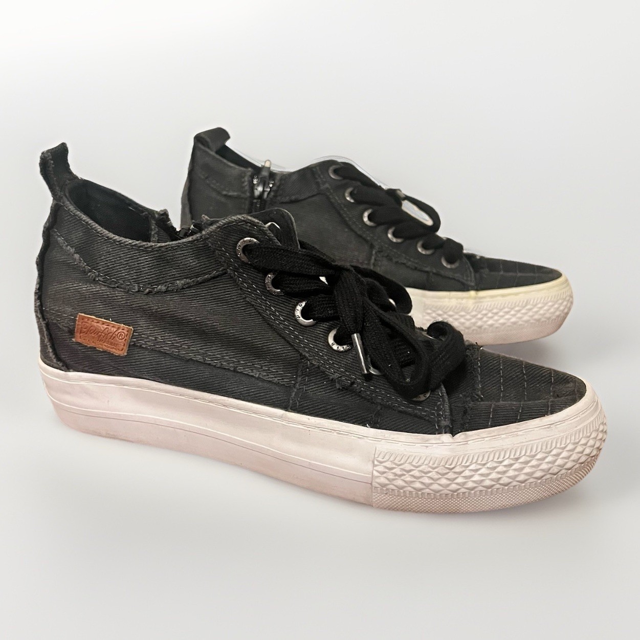 Blowfish Malibu Low Top Women’s Size 9 Canvas Shoes 1.5” Platform Zip Lace EUC