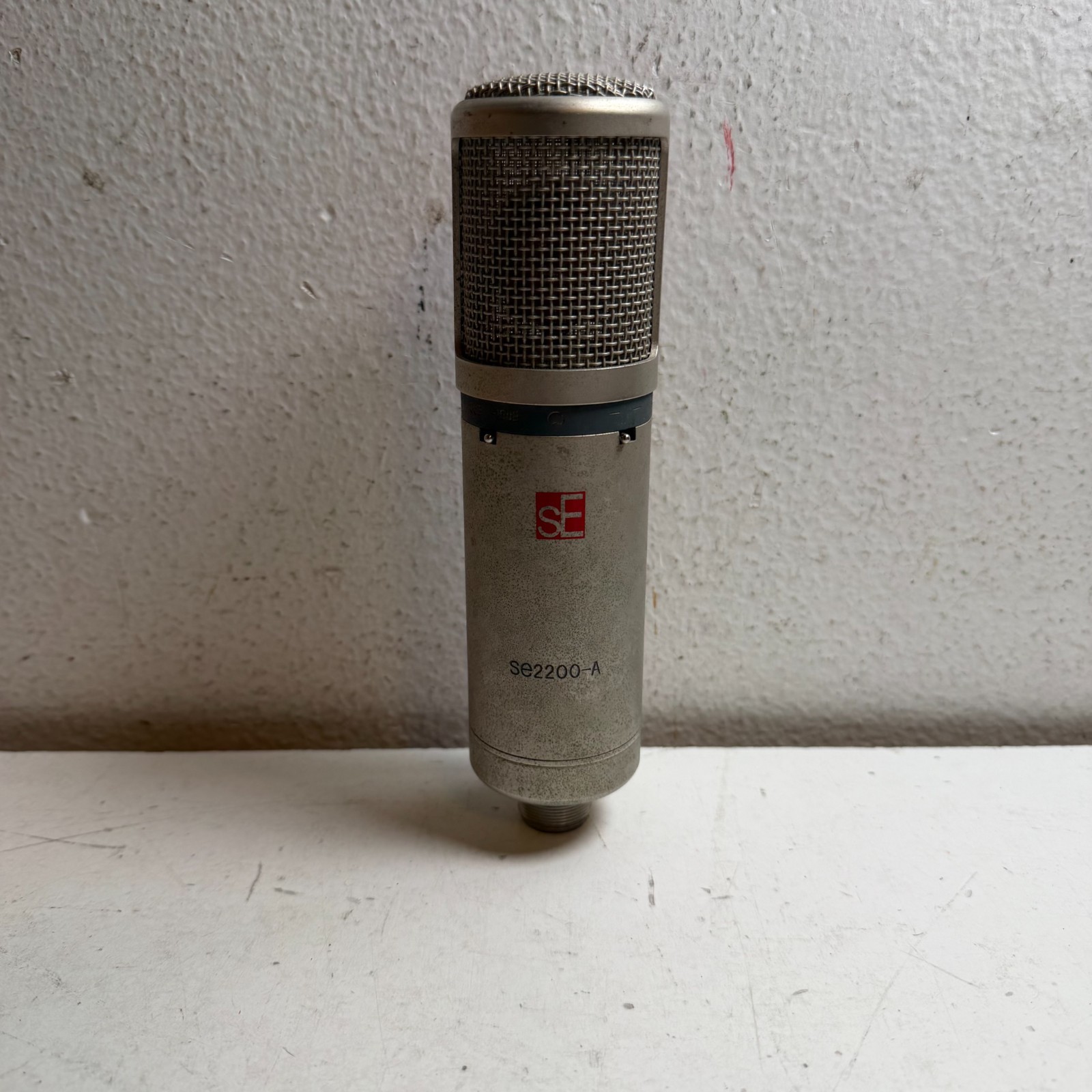 sE Electronics SE2200-A Silver Classic Large-Diaphragm Condenser Microphone