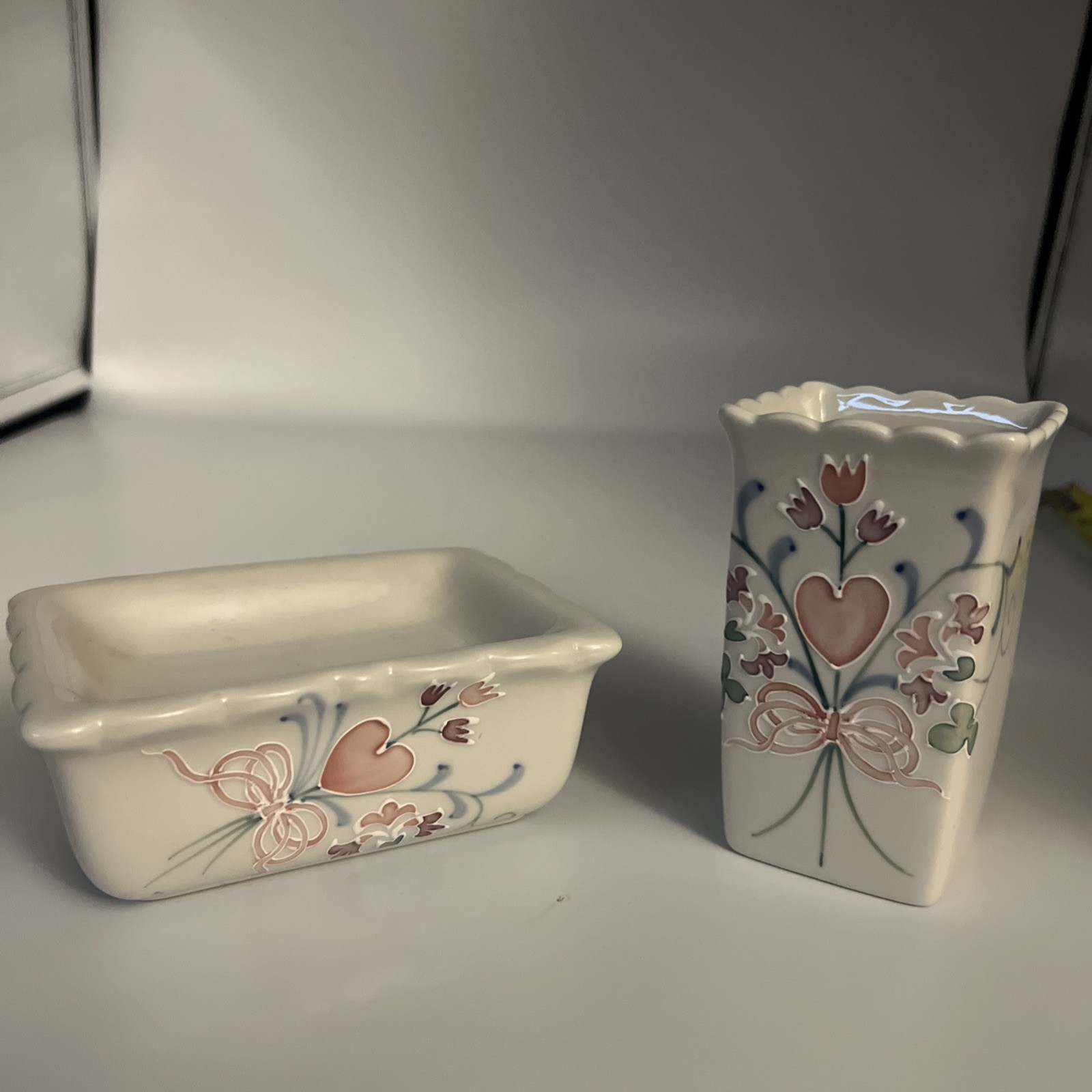 Bathroom Set Soap Dish Pink & Toothbrush Holder Purple Flowers & Heart EUC