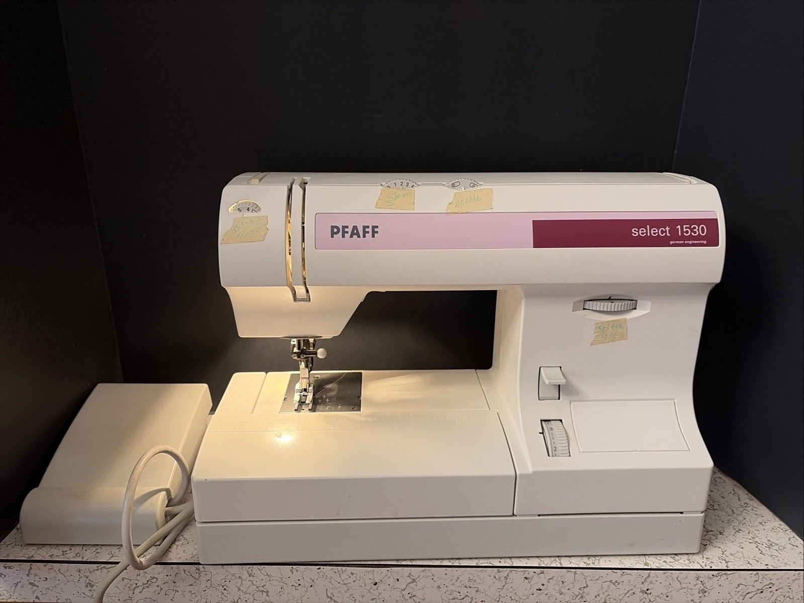 PFAFF SELECT 1530 Sewing Machine & Foot Pedal German Engineering with Manual