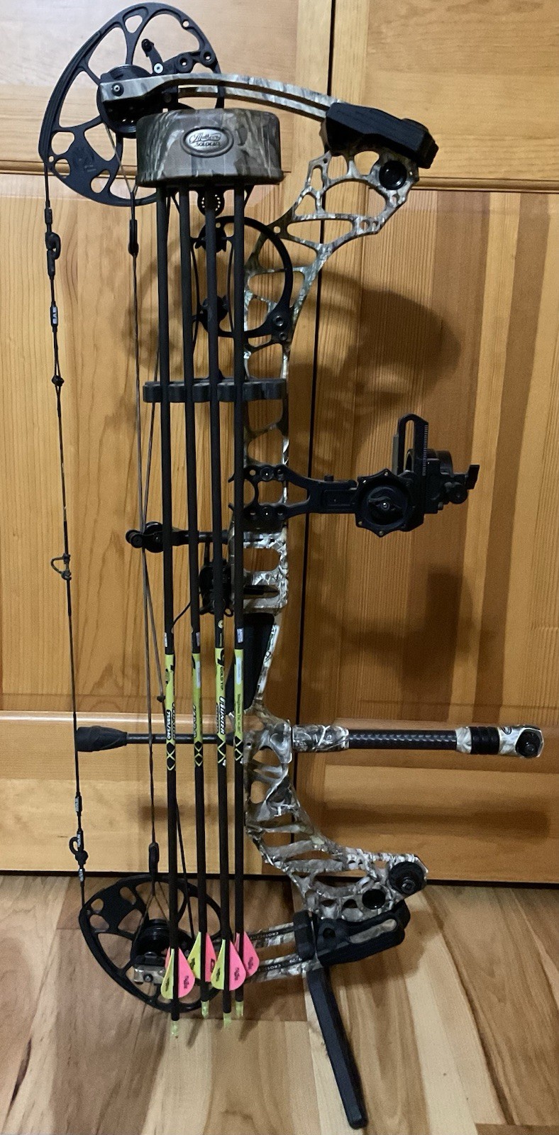 Mathews Vertix RH Compound Bow Camo 70# 29in draw with many accessories