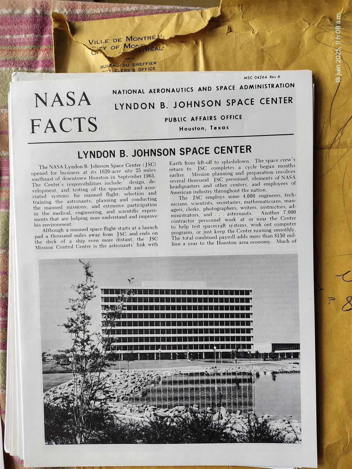 ORIGINAL NASA FACTS PHAMPHLET  LYNDON B JOHNSION SPACE CENTER