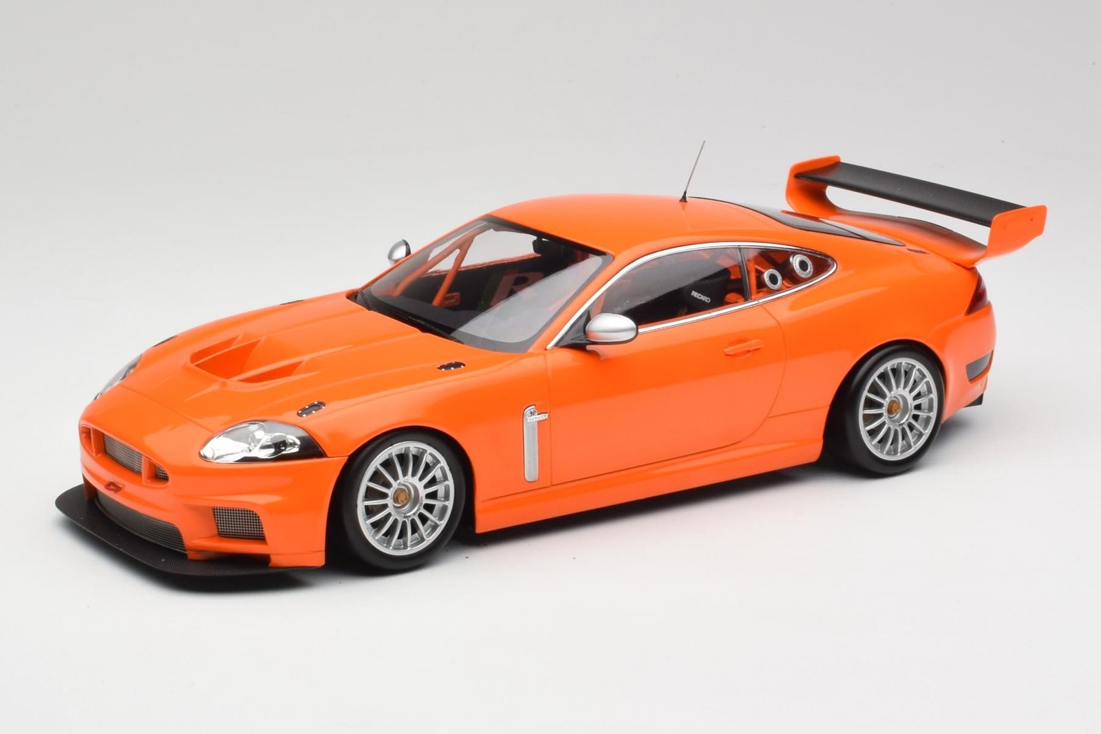 150081391 Jaguar XKR GT3 Racing Orange Minichamps 1/18
