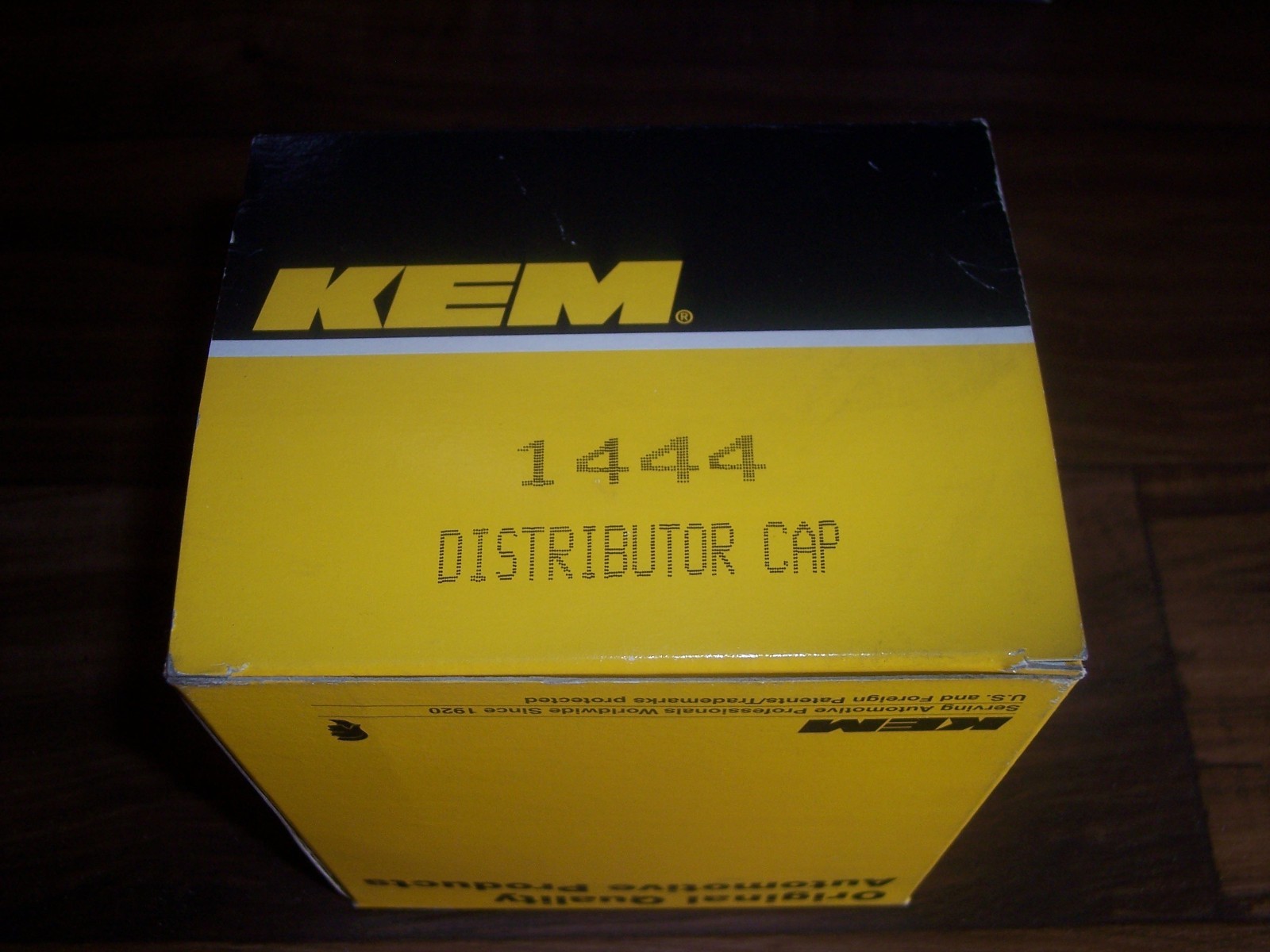 KEM MANUFACTURING ~ #1444 DISTRIBUTOR CAP ~ NOS Q2L3