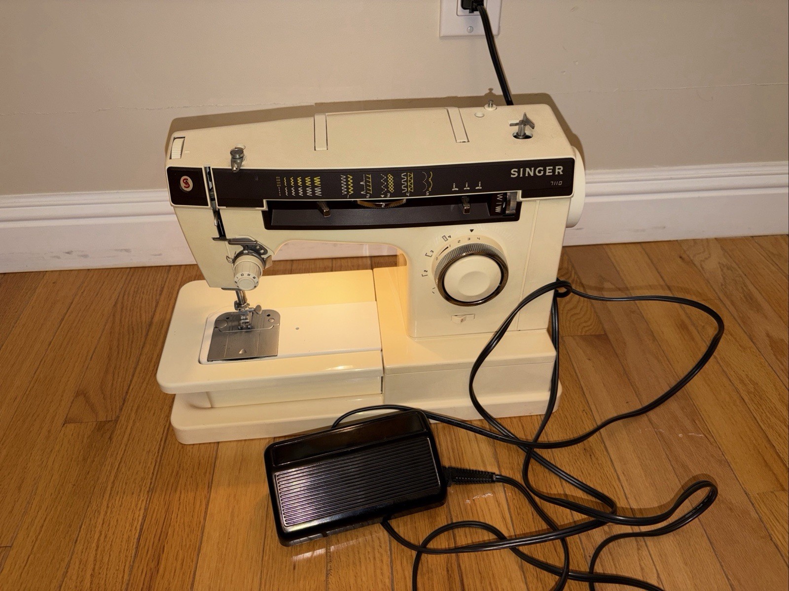 SINGER 7110 Electric Household Portable Sewing Machine with Foot Pedal Tested