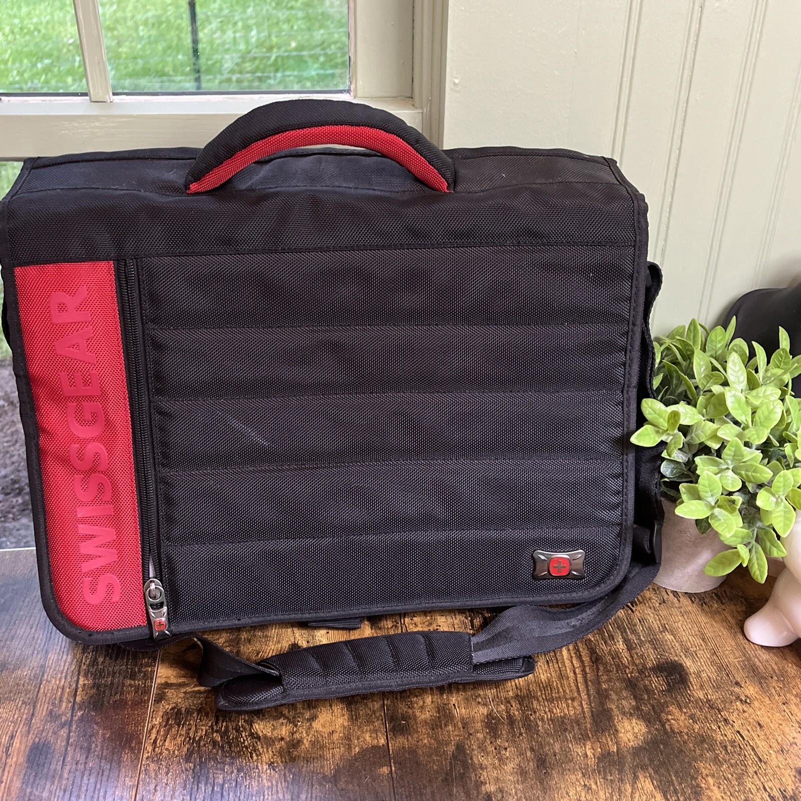 SwissGear by Wenger Padded Laptop Messenger Shoulder Bag Carry- On 16X12 in EUC!