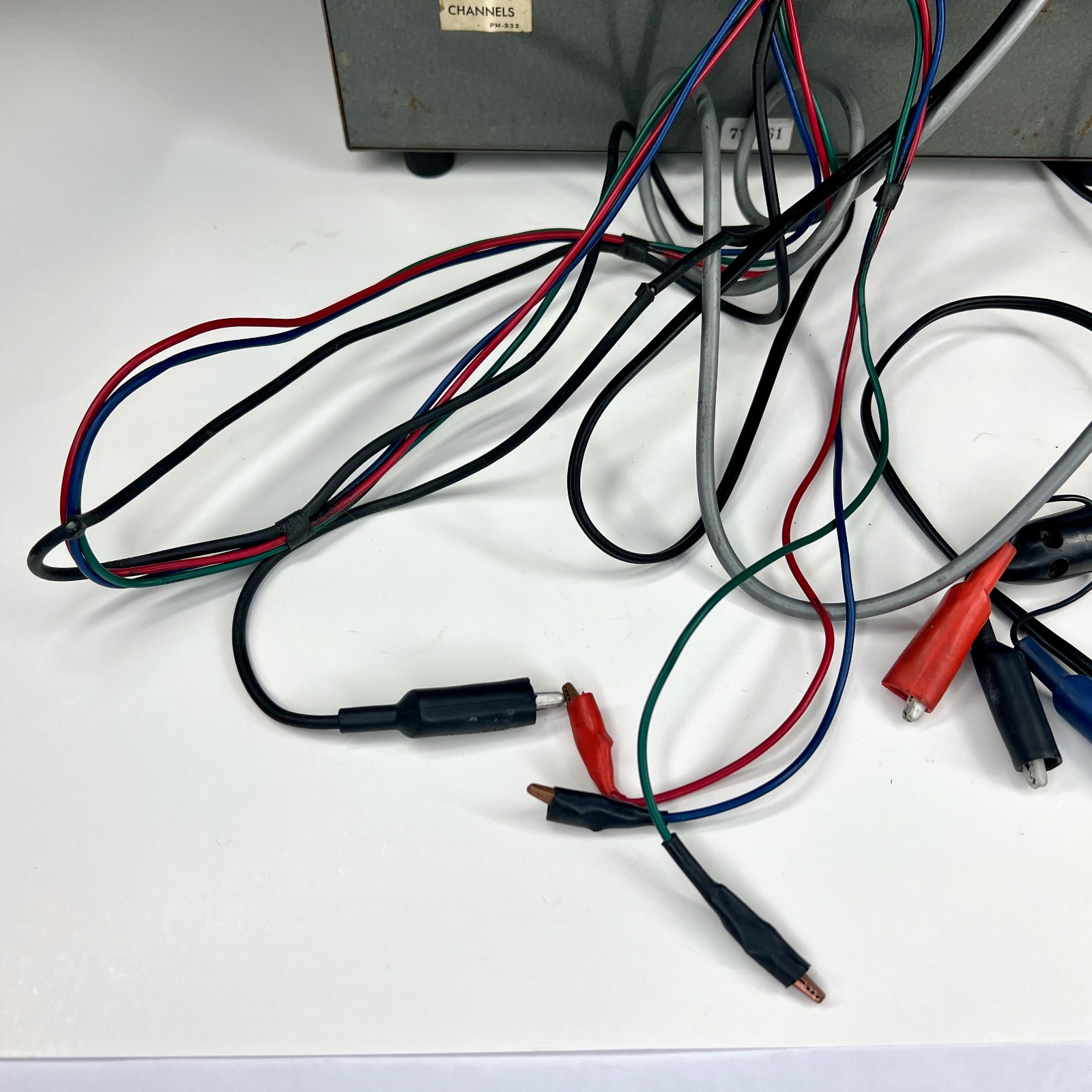 B&K Model 850 Color Analyst CRT TV Test Equipment - Powers On - READ BELOW