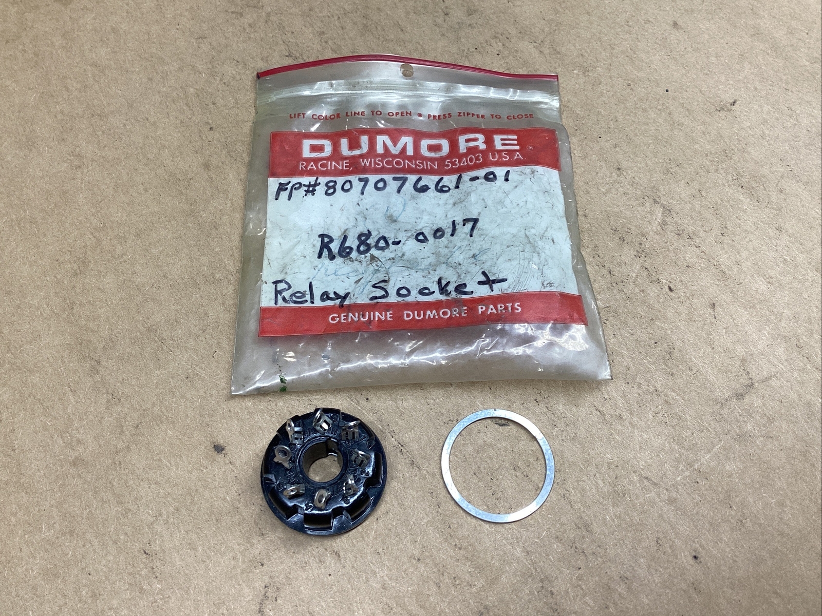 R680-0017 Vacuum Tube Socket Vintage #834I134