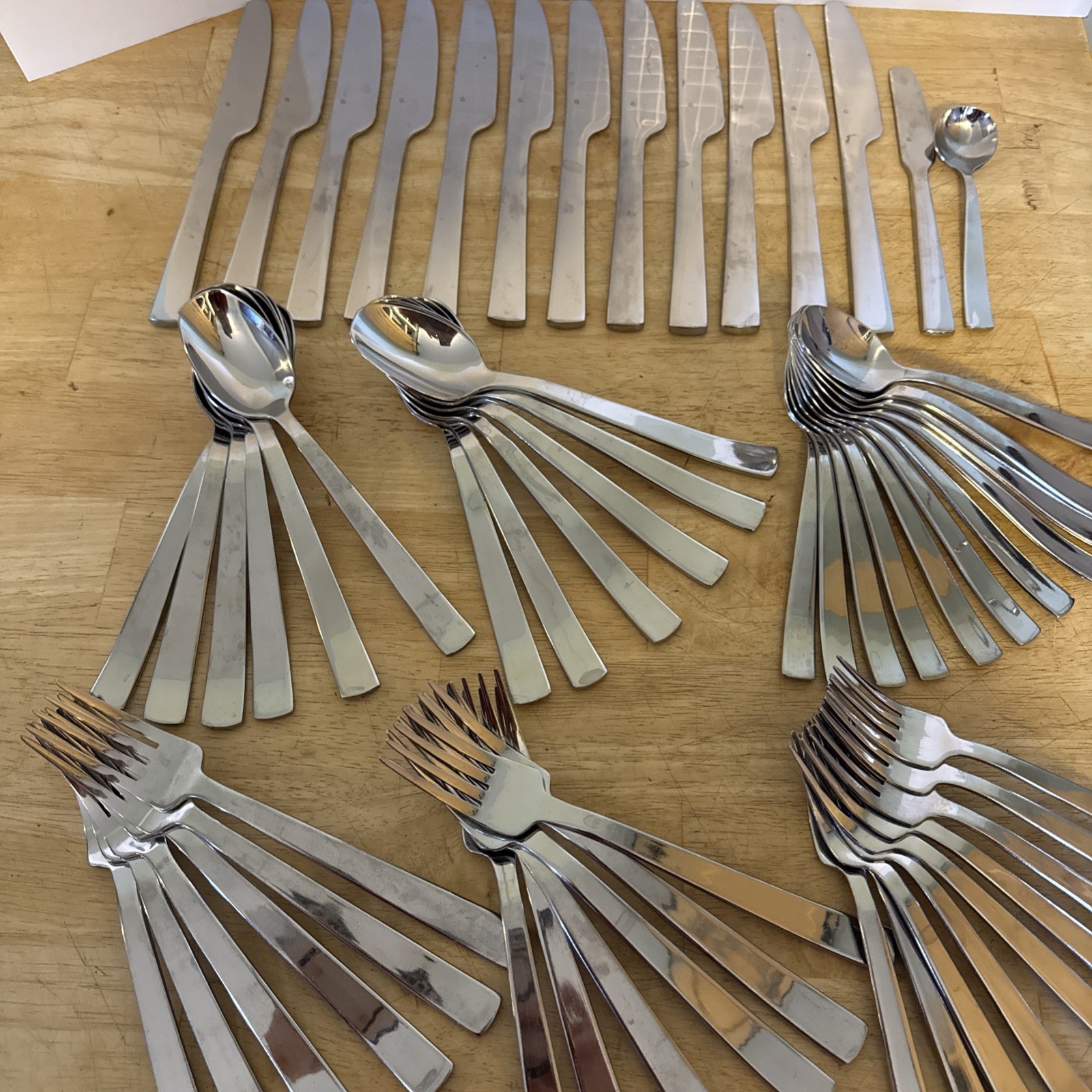 58 PC. GOURMET SETTINGS CAMI PATTERN GLOSSY STAINLESS FLATWARE SET.