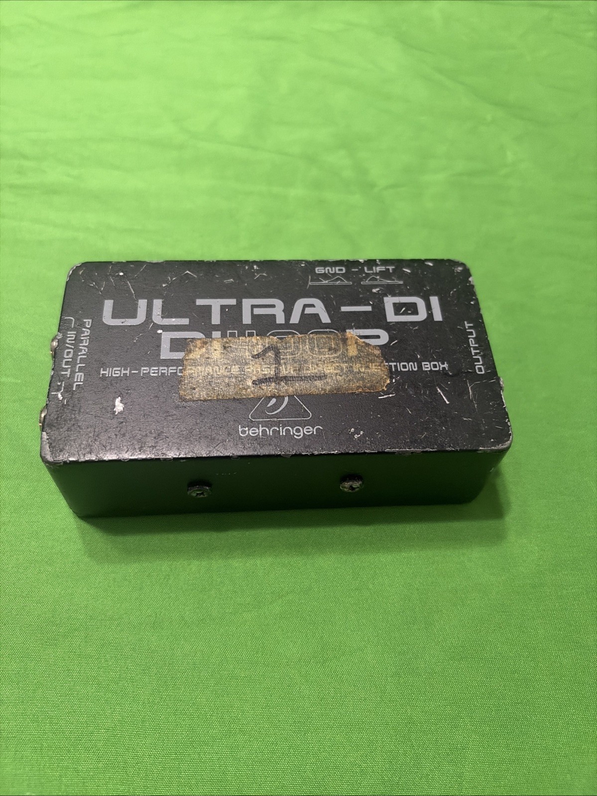 Behringer Ultra-DI DI400P 1-channel Passive Instrument Direct Box with Cables
