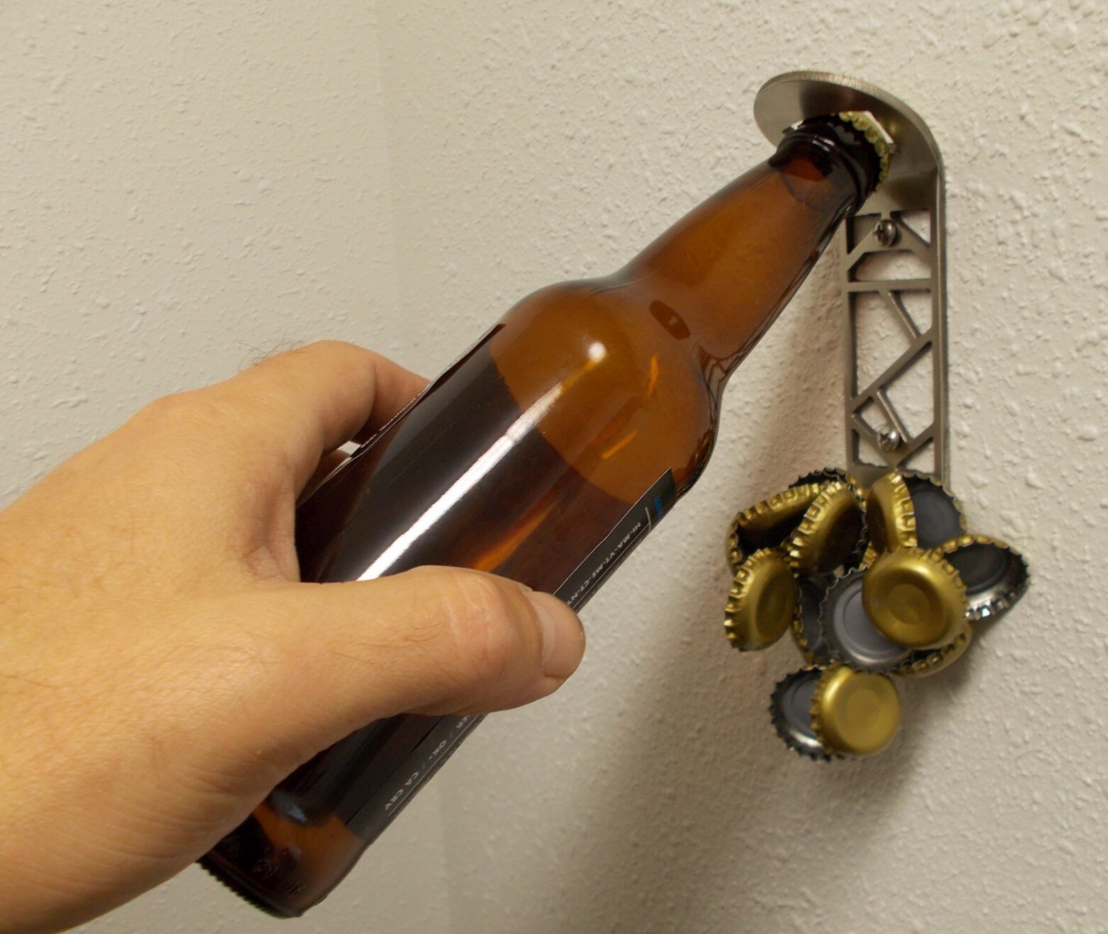 MagnaCatch – Worlds Best Bottle Opener with Magnetic Cap Catcher, Mech design