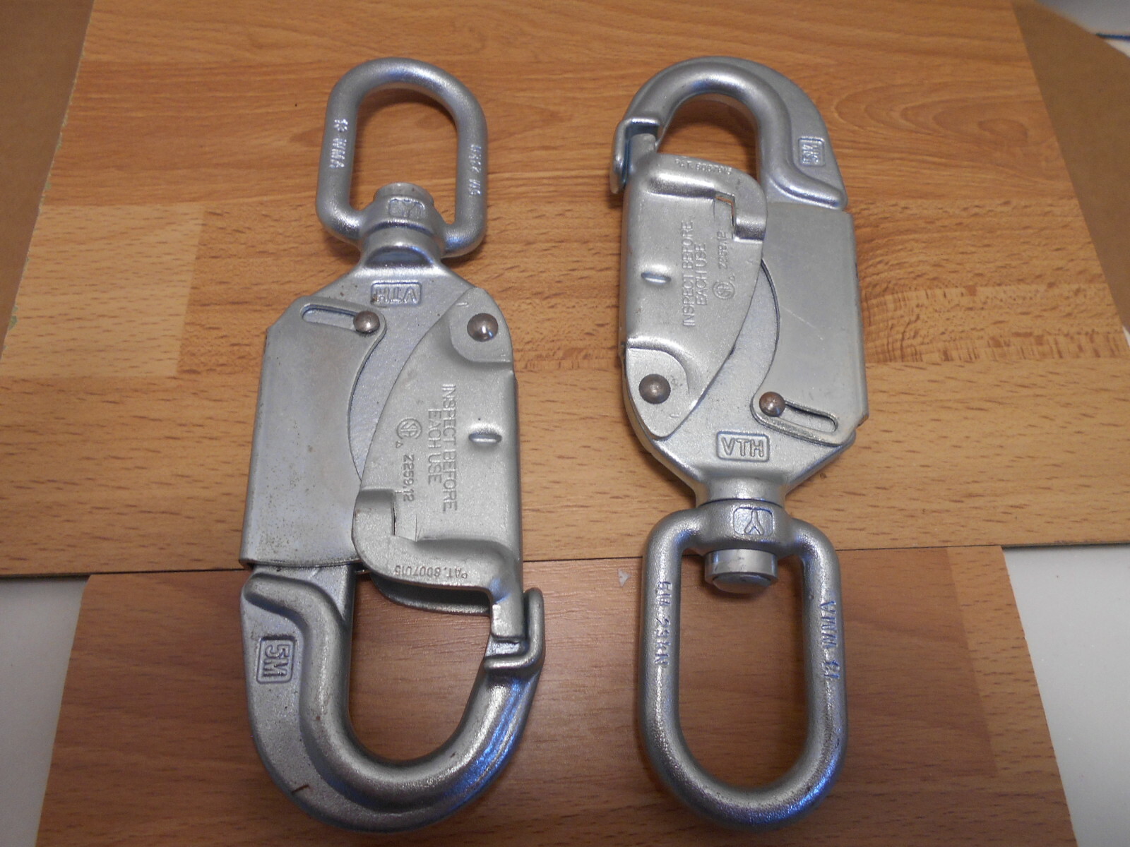 Carabiner hook spring loaded  3600 Lb Gate ( 2 Hooks ) NOS