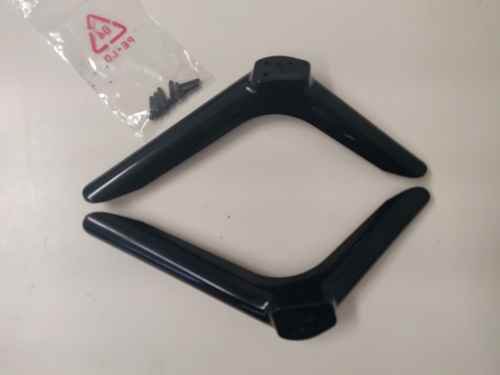 ONN 100018971 ONA50UB19E05 TV STAND LEGS WITH SCREWS USED