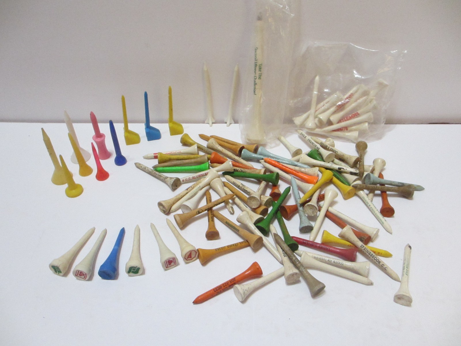 HUGE LOT VINTAGE PLASTIC & WOOD WOODEN GOLF TEES  ADVERTISING DEERE MILWAUKEE RD