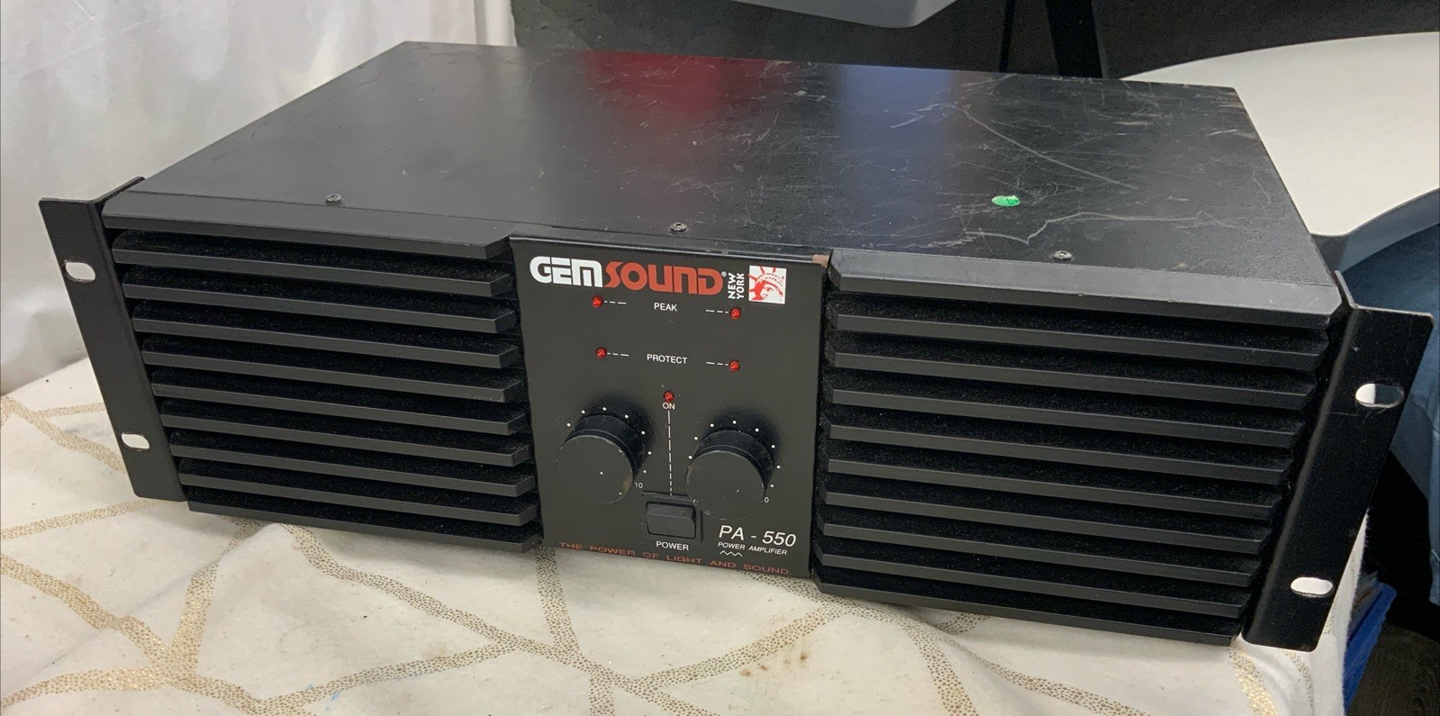 Gemsound PA-550 Model:4C-115MS 115VAC 50/60Hz 11/10W Professional Power Amp.