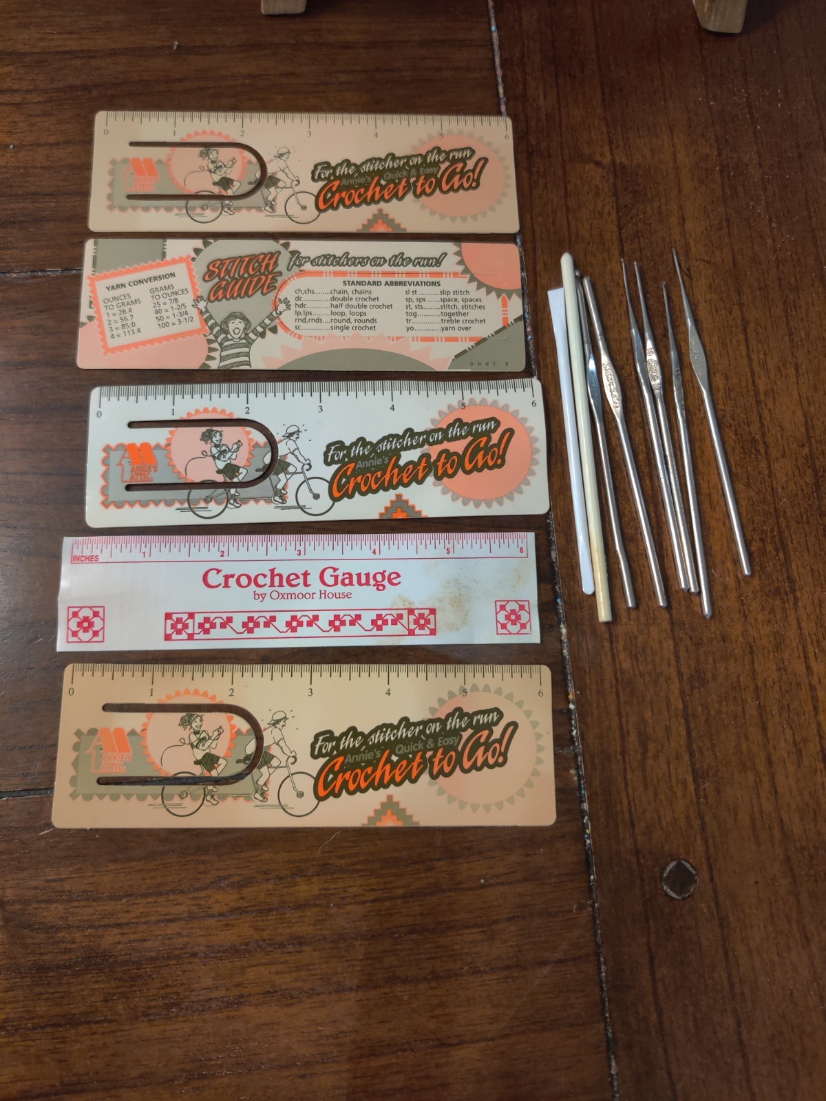 Crochet Hooks Lot Of 7 Vintage Boye Bates  0, 1, 10, 11, 14, G USA + Guides