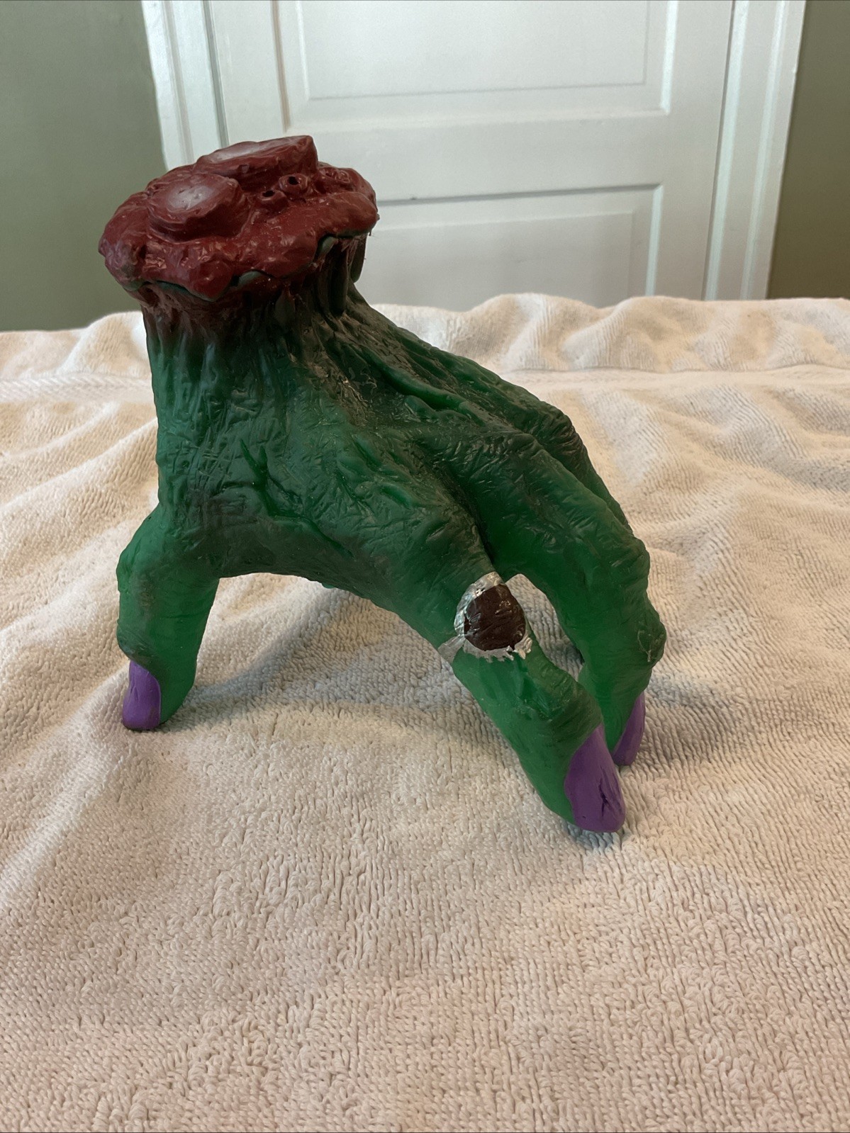 Halloween Animated Crawling Zombie Hand Battery Operated Works ( B )