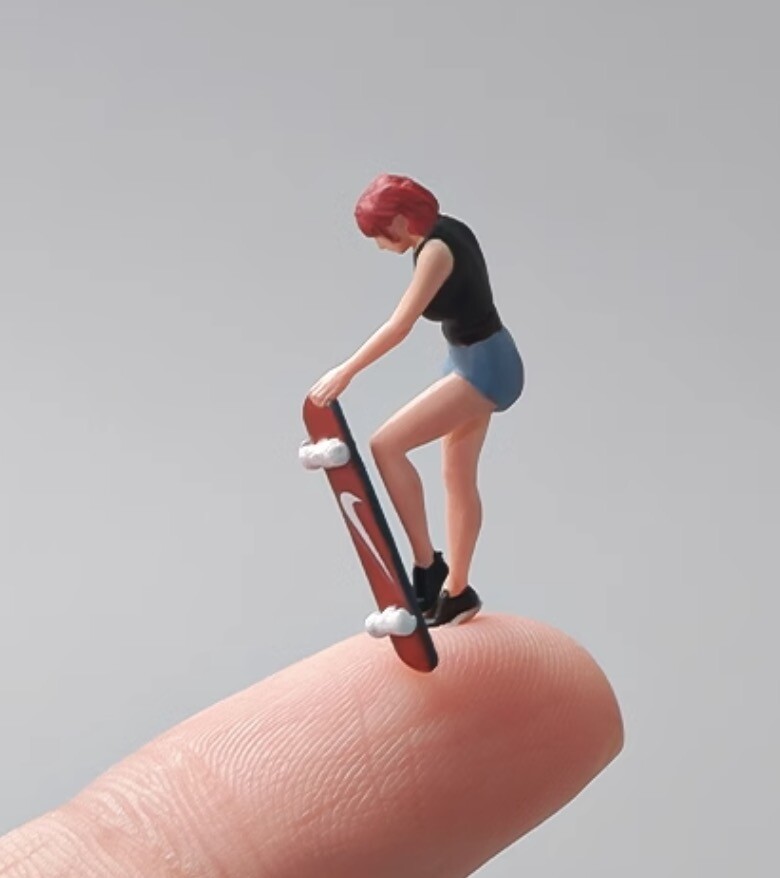 1:64 Painted Figure Mini Model Miniature Resin Diorama Sand Skater Board Girl