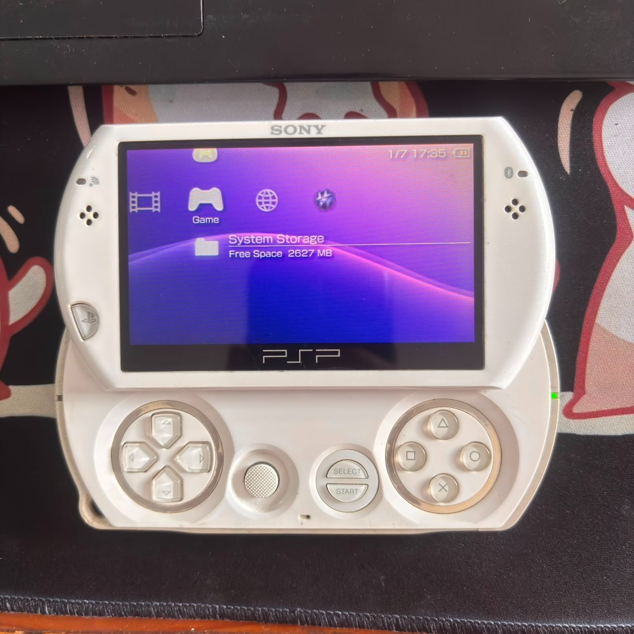 Pre-Owned Play Station Portable Sony White PSP GO PSP-N1001