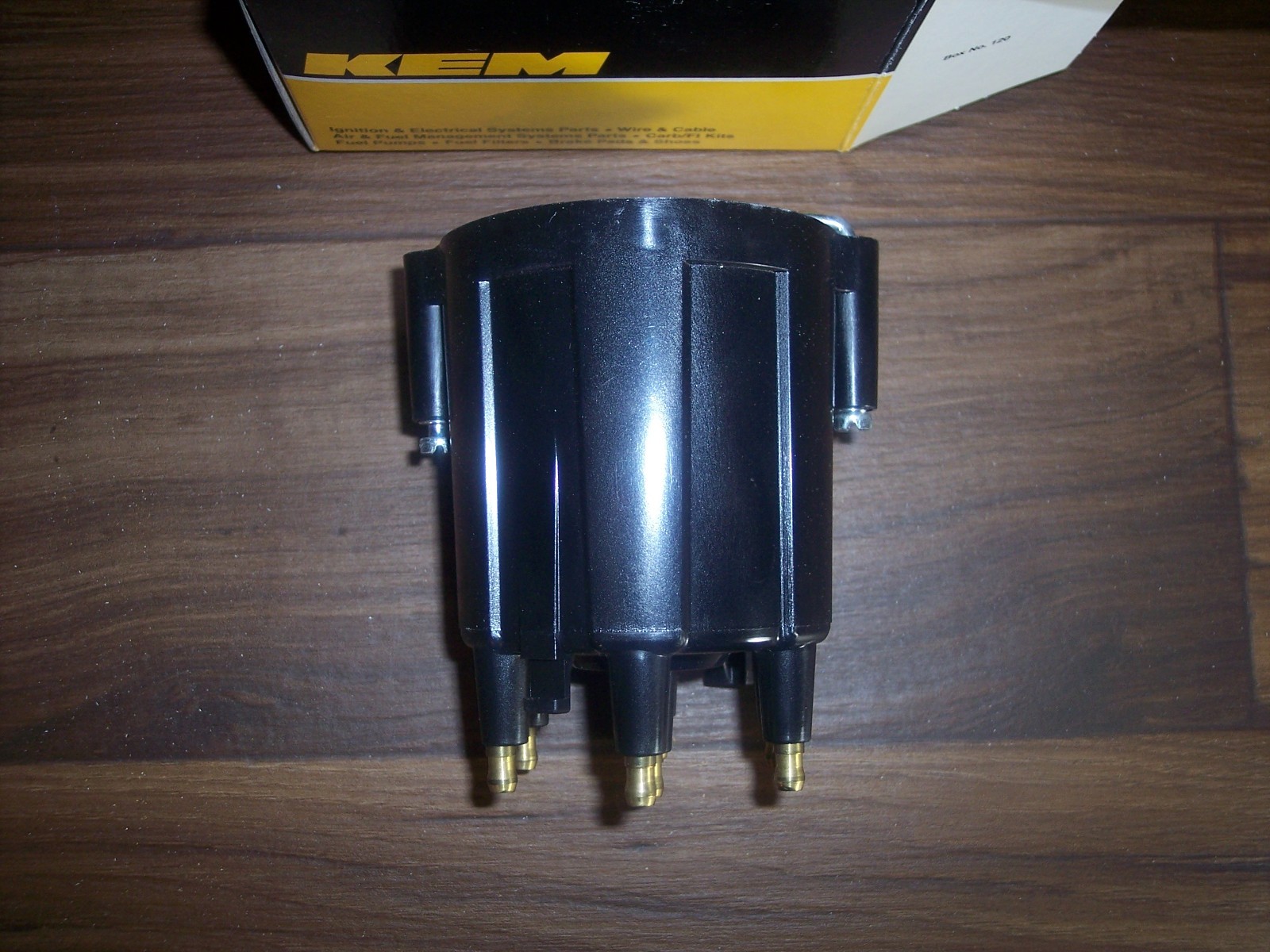 KEM MANUFACTURING ~ #1446 DISTRIBUTOR CAP ~ NOS Q2L3