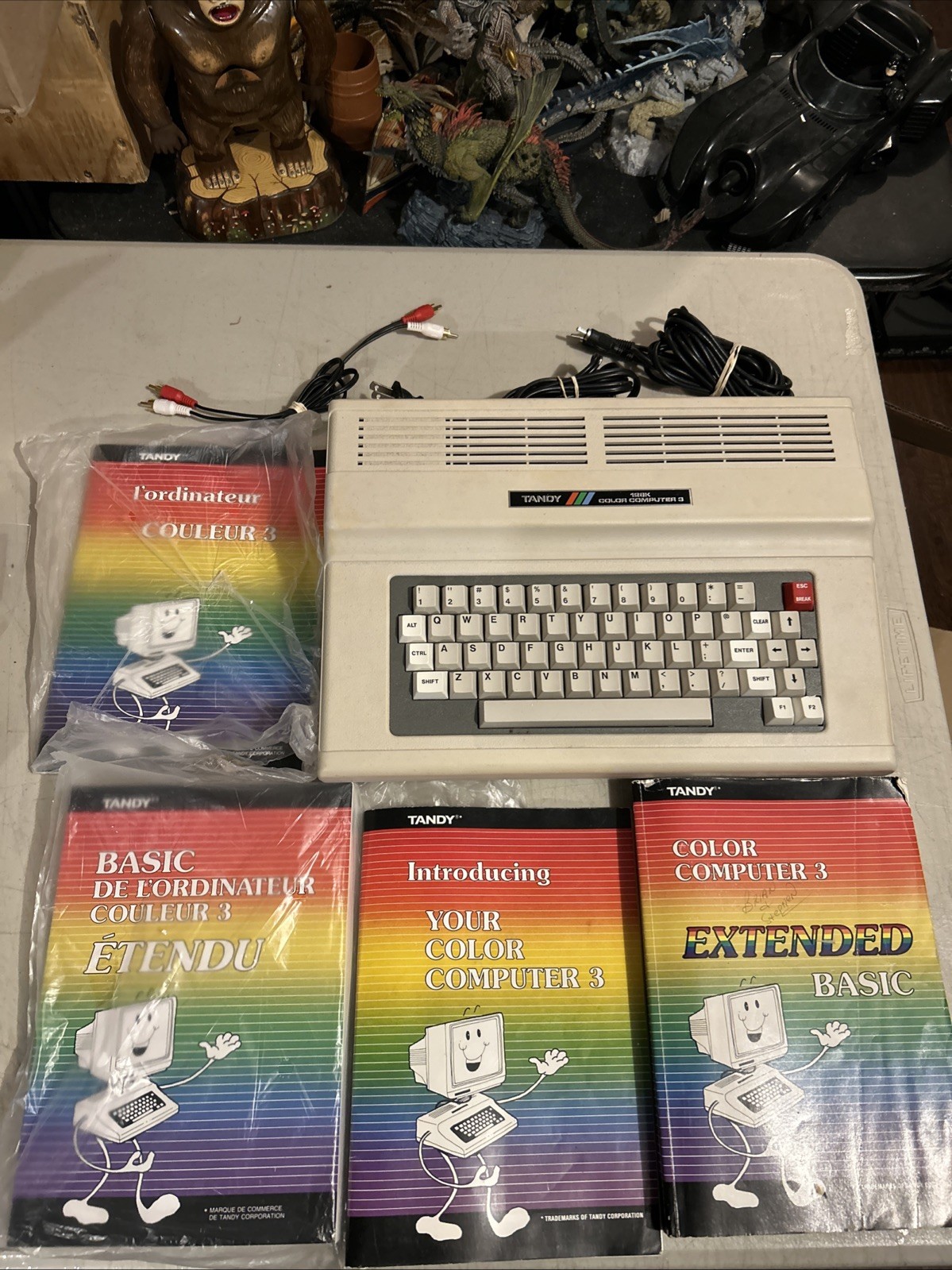 TRS-80 Color Computer 3 (CoCo 3) – Tested + Extended BASIC Book