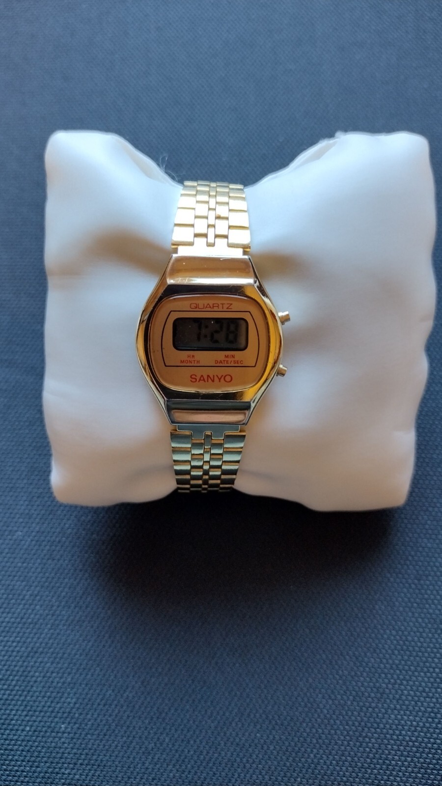 VINTAGE Sanyo LCD DIGITAL Women's WATCH. 80's?. New Battery !!