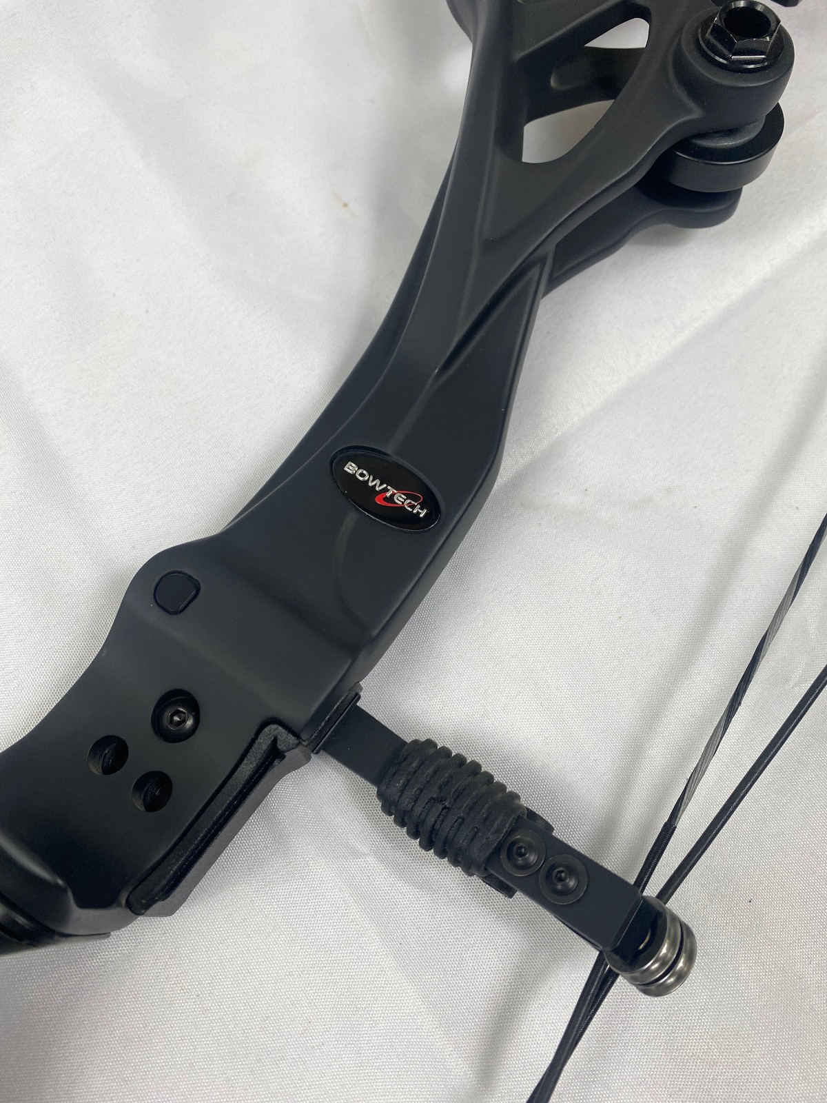 BowTech Carbon One Black Right Hand 70#