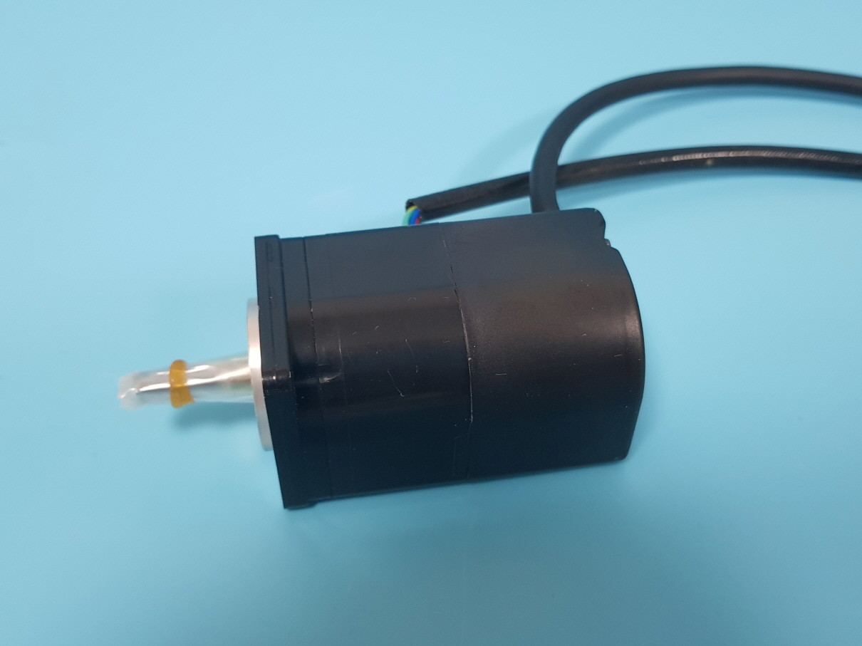 NEW YASKAWA SGM-A3A314 AC SERVO MOTOR
