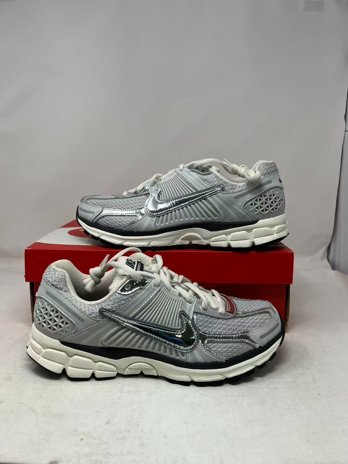 Nike Air Zoom Vomero 5 Photon Dust Metallic Silver FD0884-025  Women Size 11