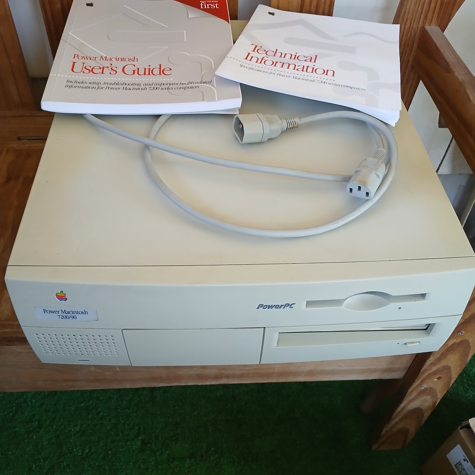 1995 APPLE POWER MACINTOSH 7200/90 POWERPC TURNS ON UNTESTED PARTS W/MANUAL READ