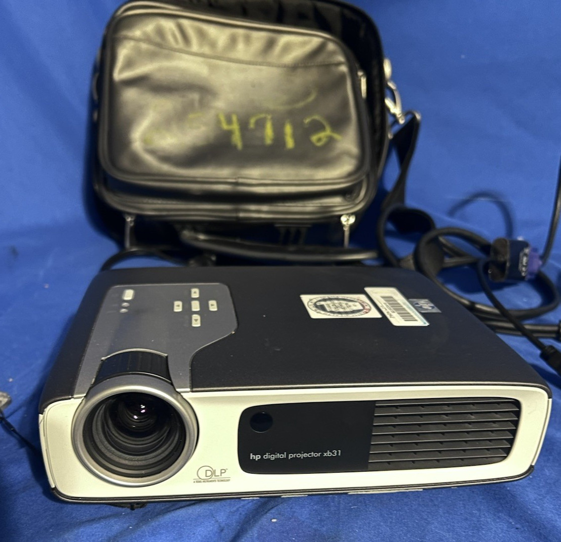 HP Digital Projector XB31 DLP w/ Case & Cords Tested