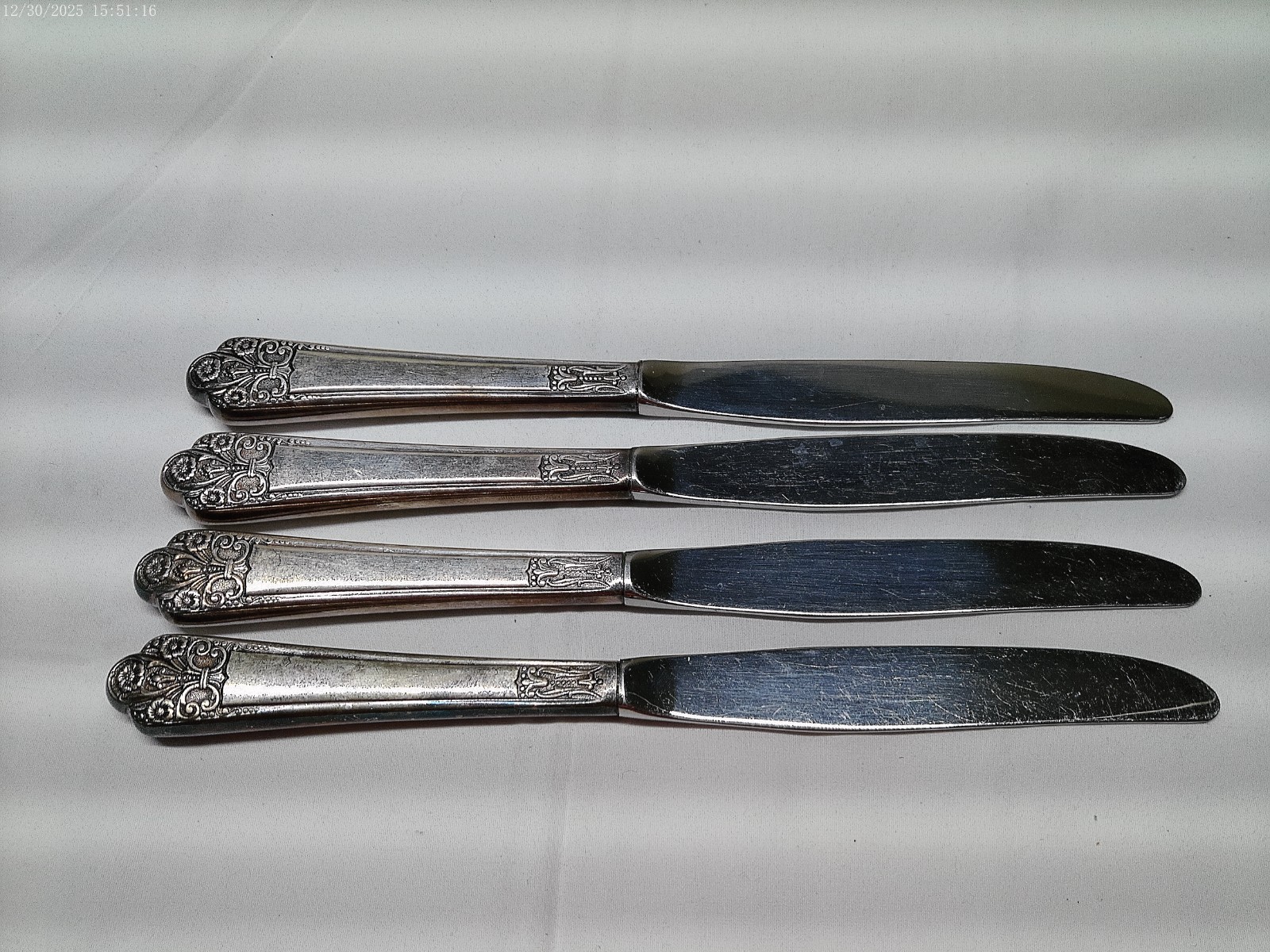 4 Rogers Deluxe Silverplate Precious Pattern Dinner Knives 9-5/16" Long