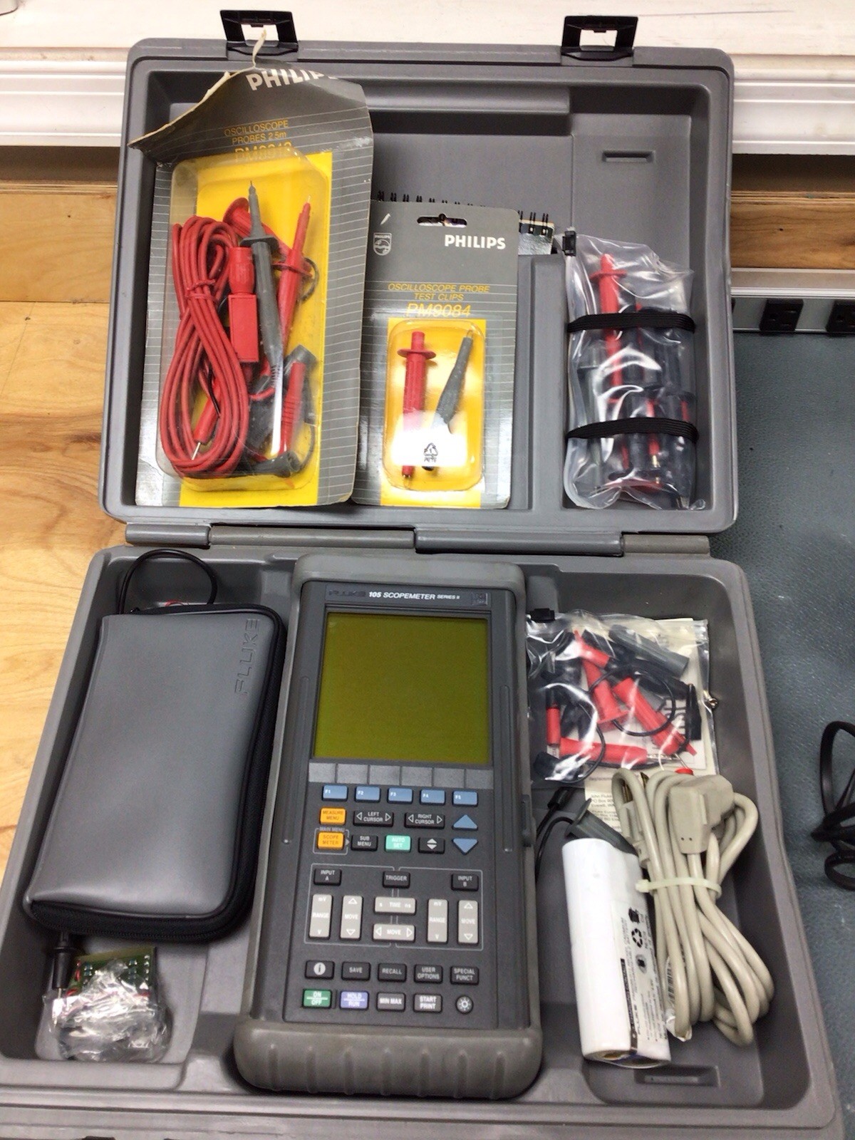Fluke 105 Scopemeter Series II Handheld Oscilliscope w/ Case & Accessories