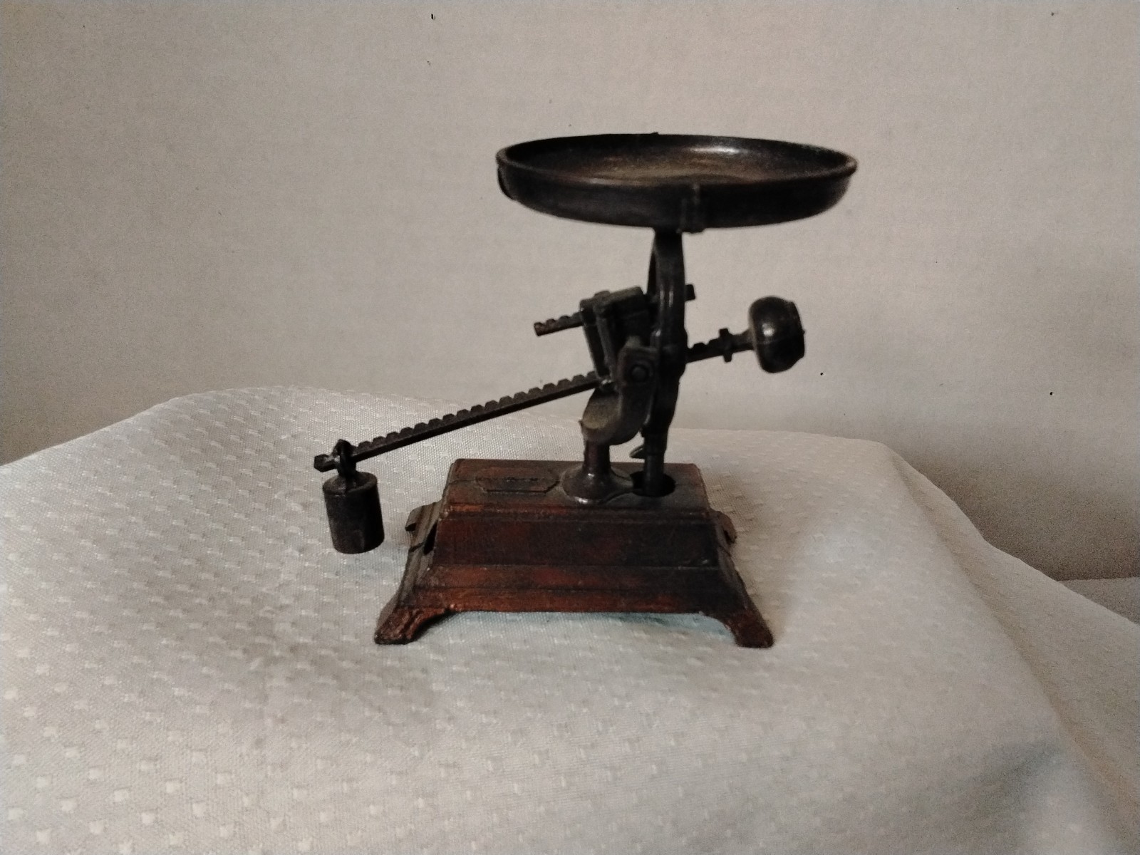 Miniature Vintage Die Cast Metal FREE WEIGHT SCALE Pencil Sharpener