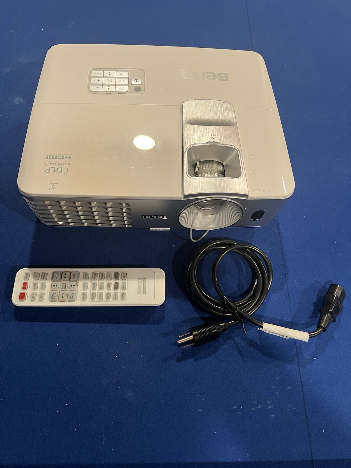 BenQ W1070 Full HD 3D Projector - HDMI 2000 Lumens - With Remote!!!tested!!